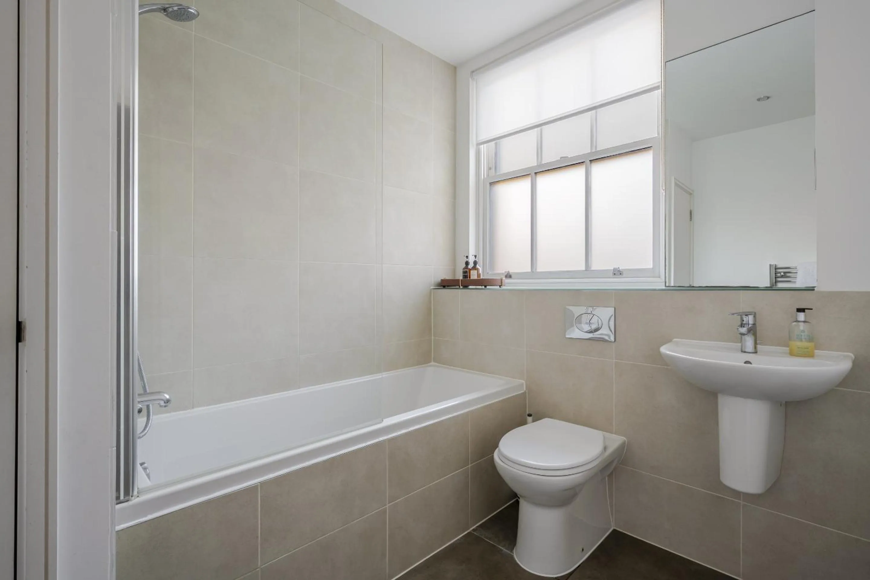 Bathroom in Luxurious 1 Bed House, Free Parking, Braintree Town with Sky TV