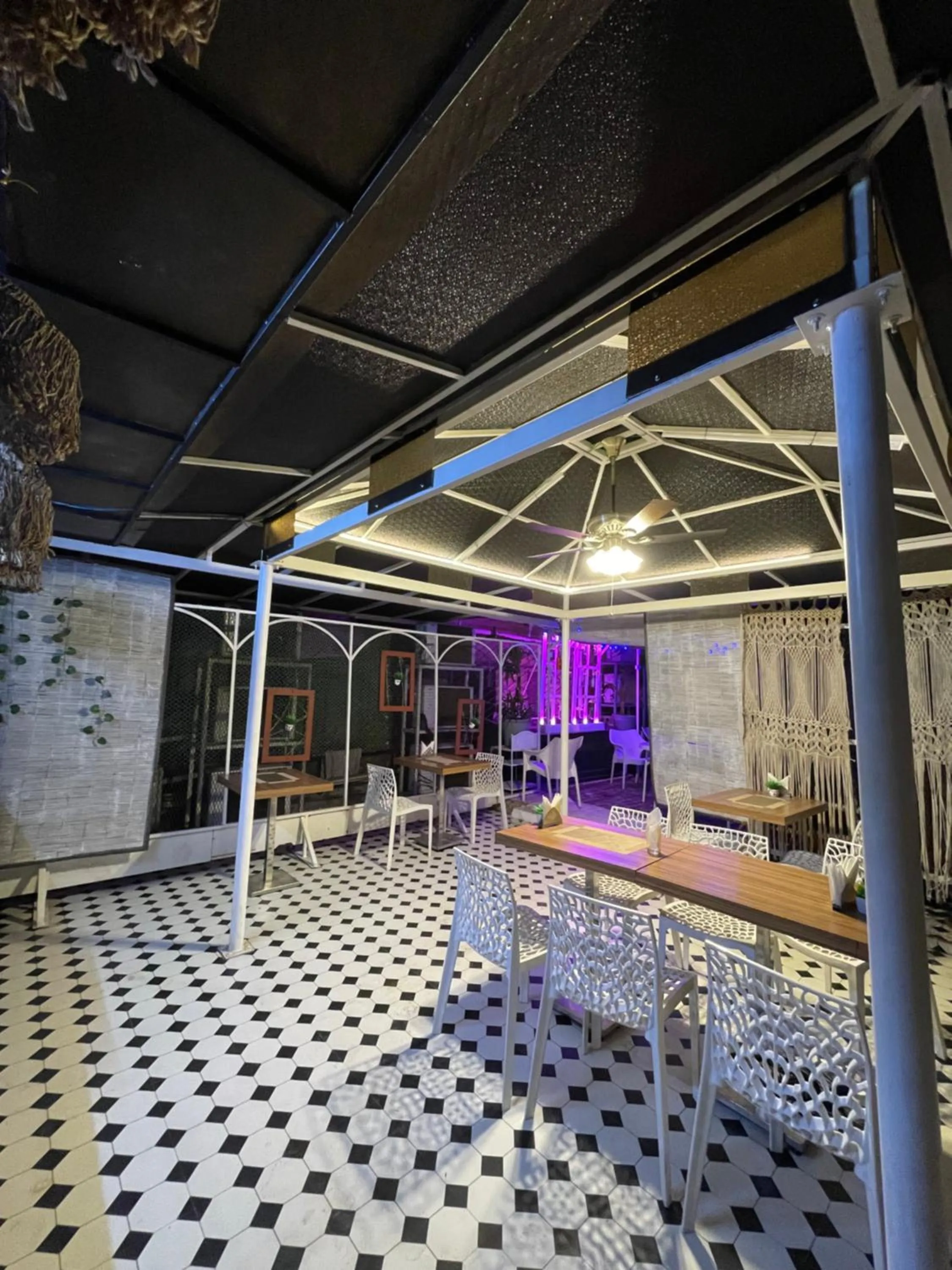 Dining area in Hotel Downtown 17