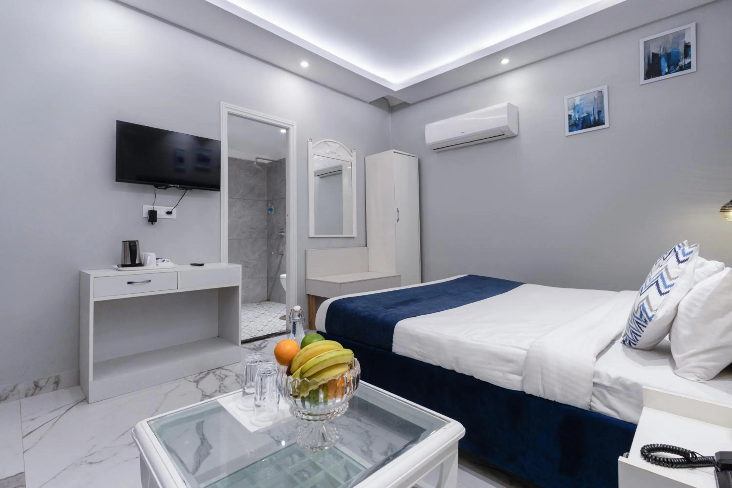 TV and multimedia, Bed in Hotel Downtown 17