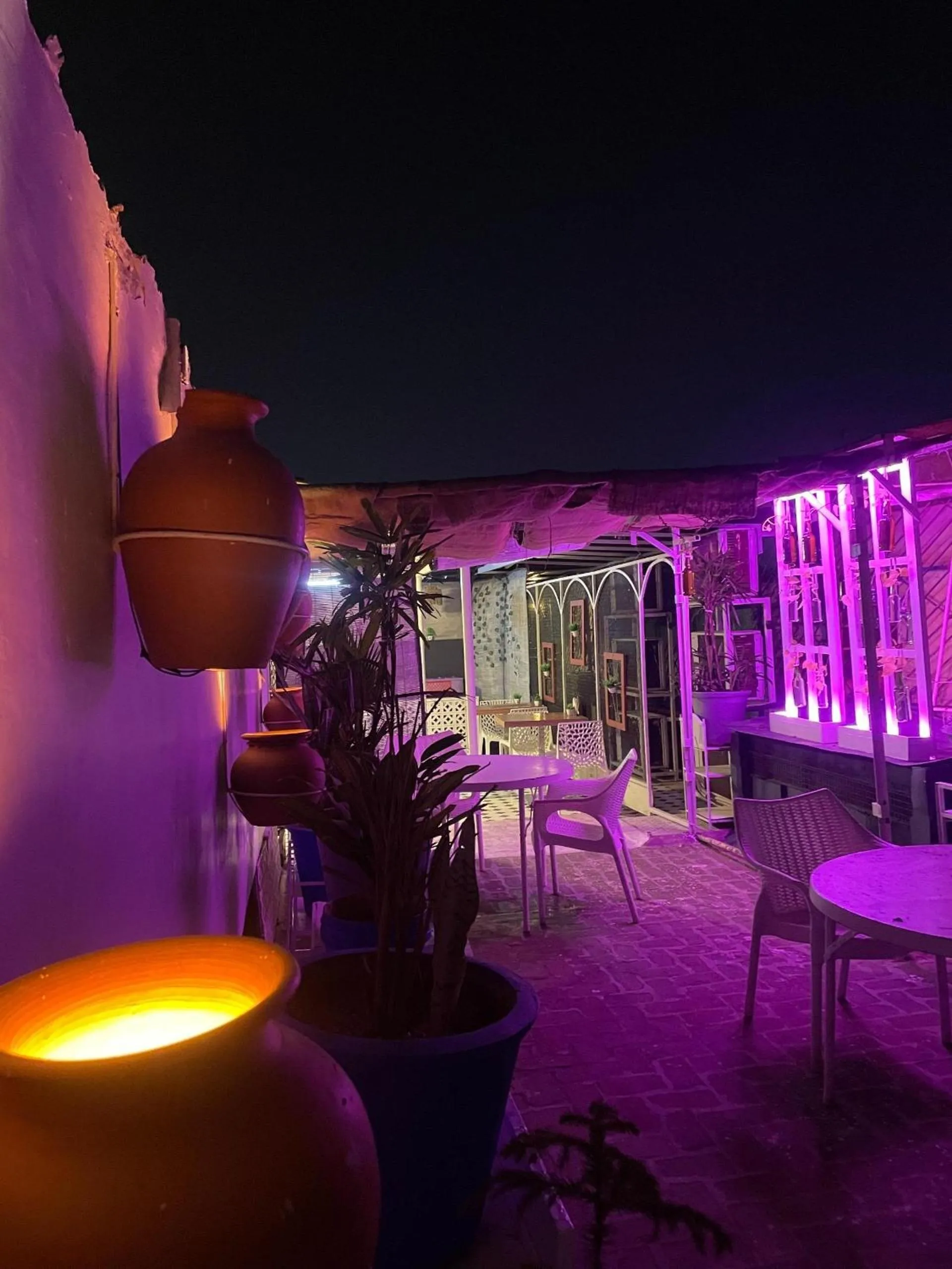 Dining area in Hotel Downtown 17