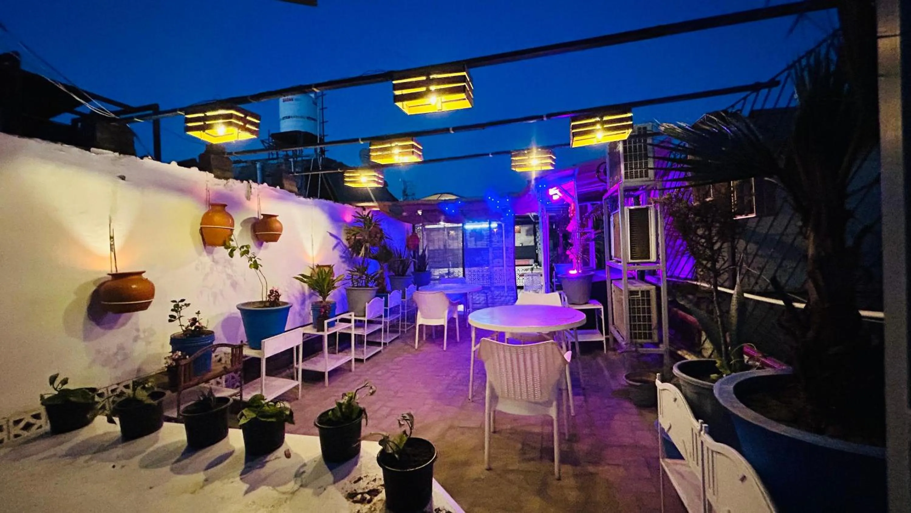 Dining area in Hotel Downtown 17