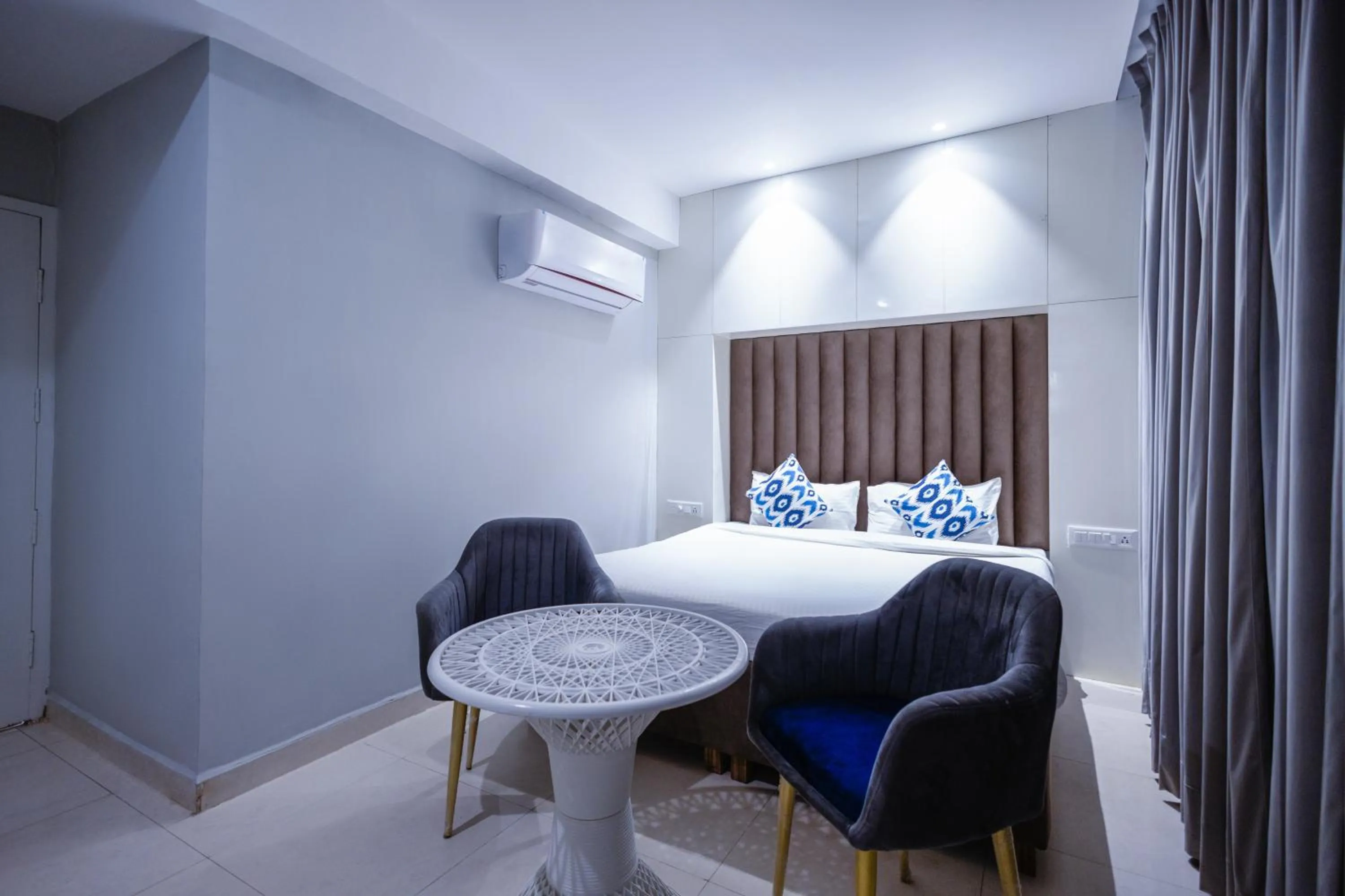 Bed in Hotel Downtown 17