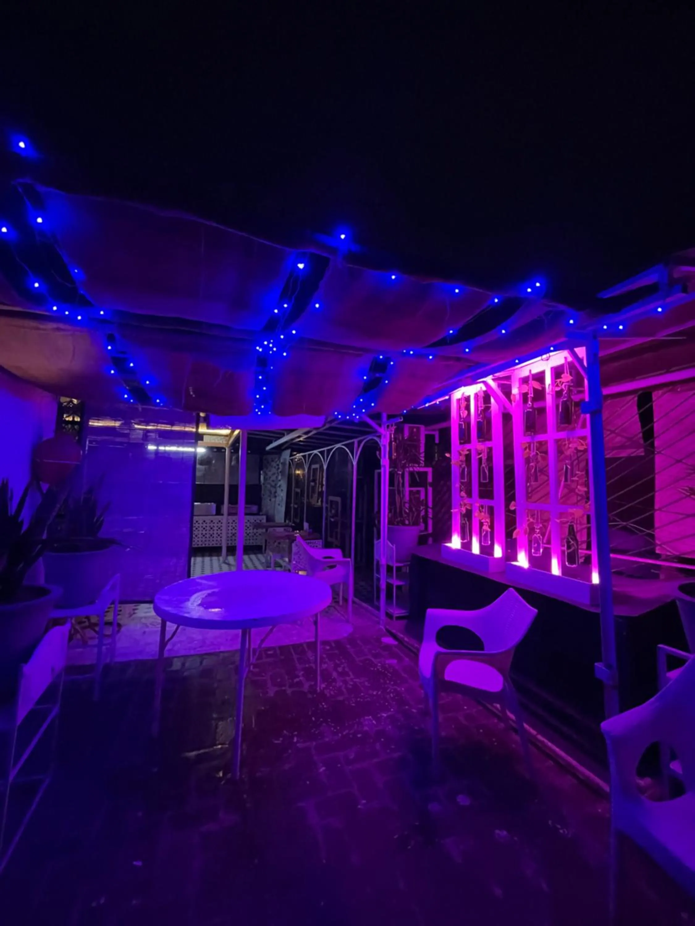 Dining area in Hotel Downtown 17