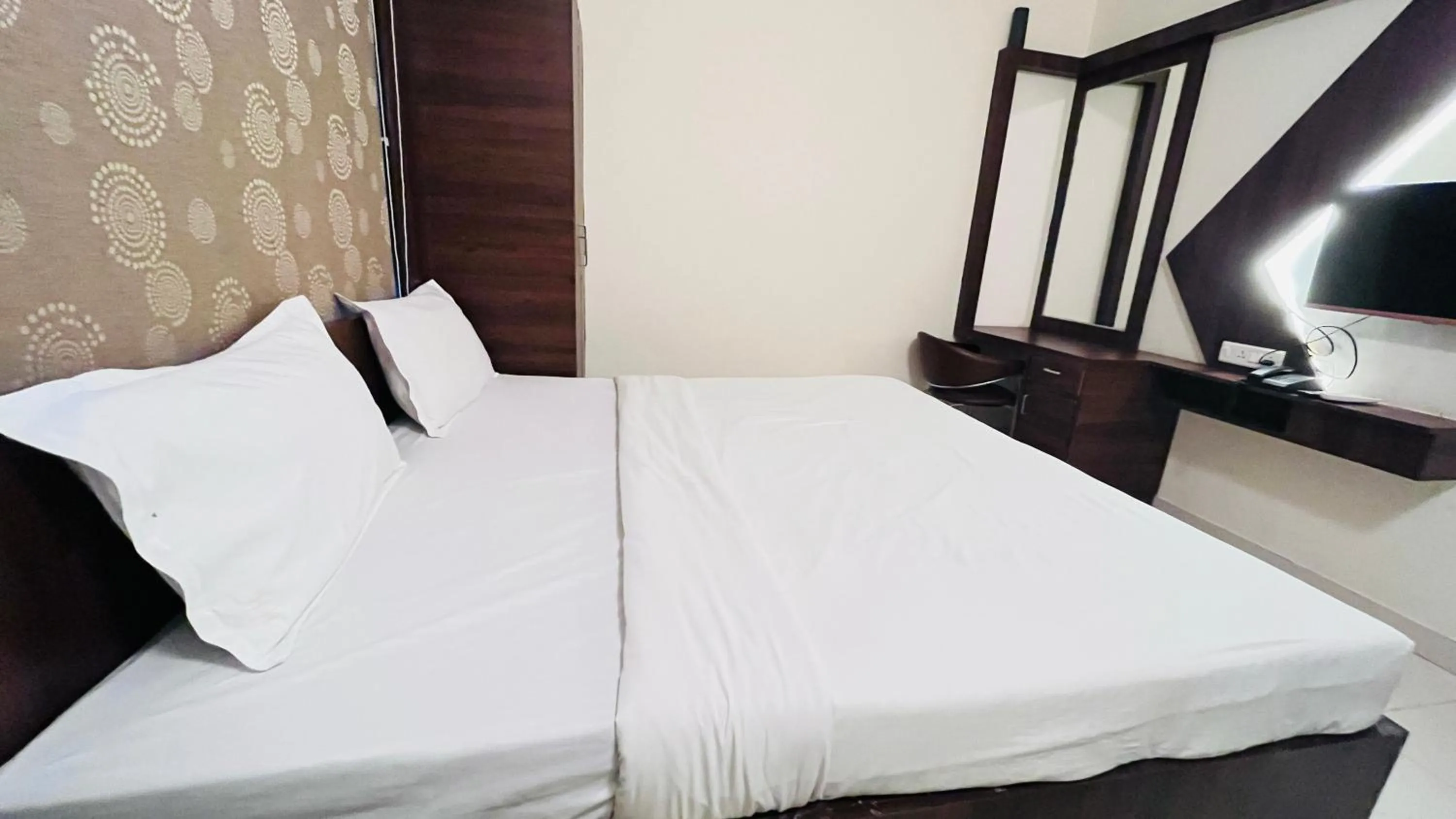 Bed in Hotel Hallmark By THC Group