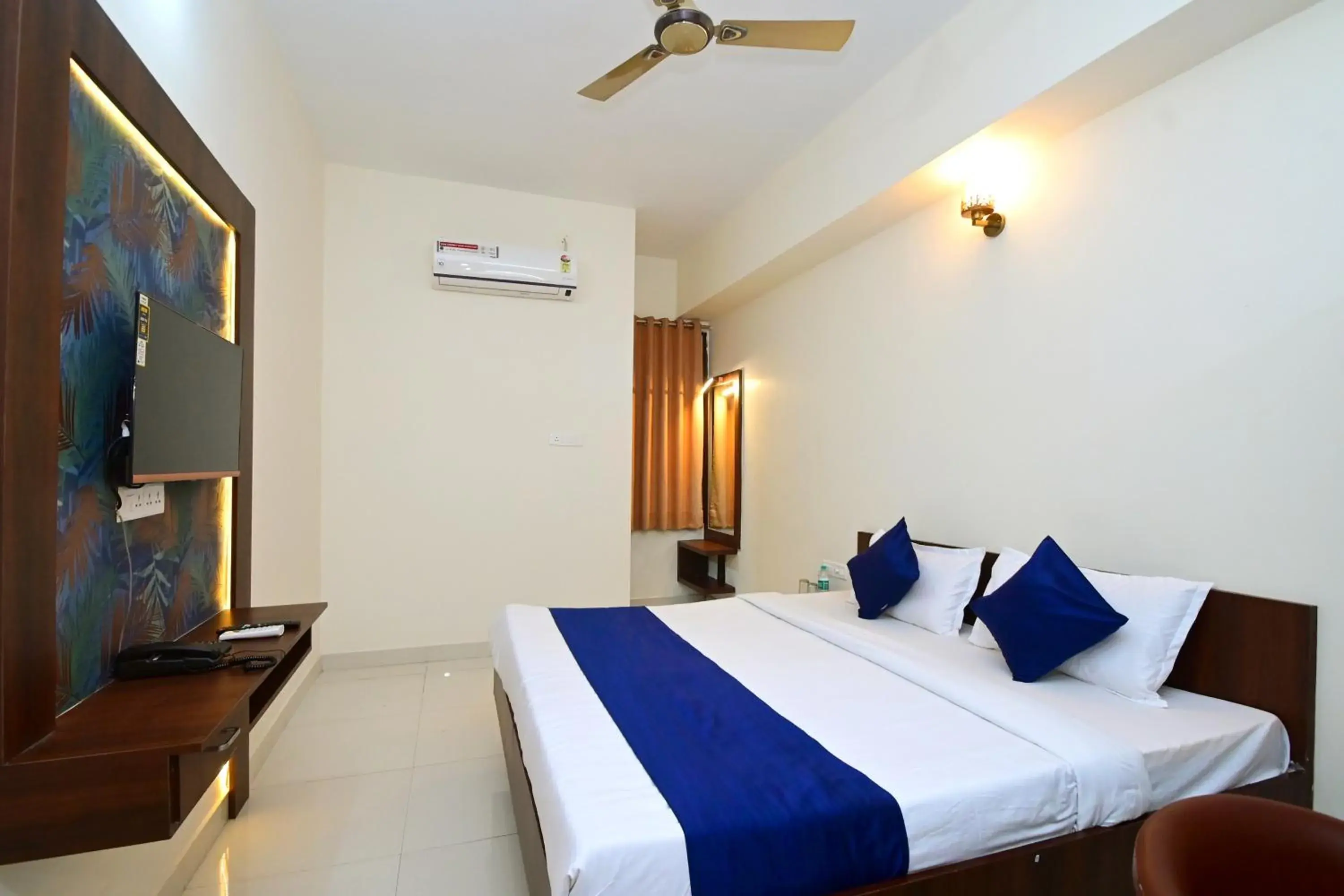 Communal lounge/ TV room, Bed in Hotel Hallmark By THC Group Communal lounge/ TV room, Bed in Hotel Hallmark By THC Group