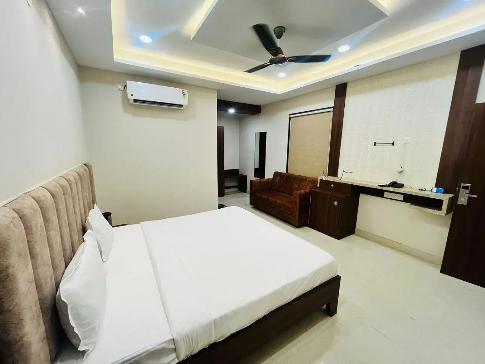 Superior King Room in Hotel Hallmark By THC Group Superior King Room in Hotel Hallmark By THC Group