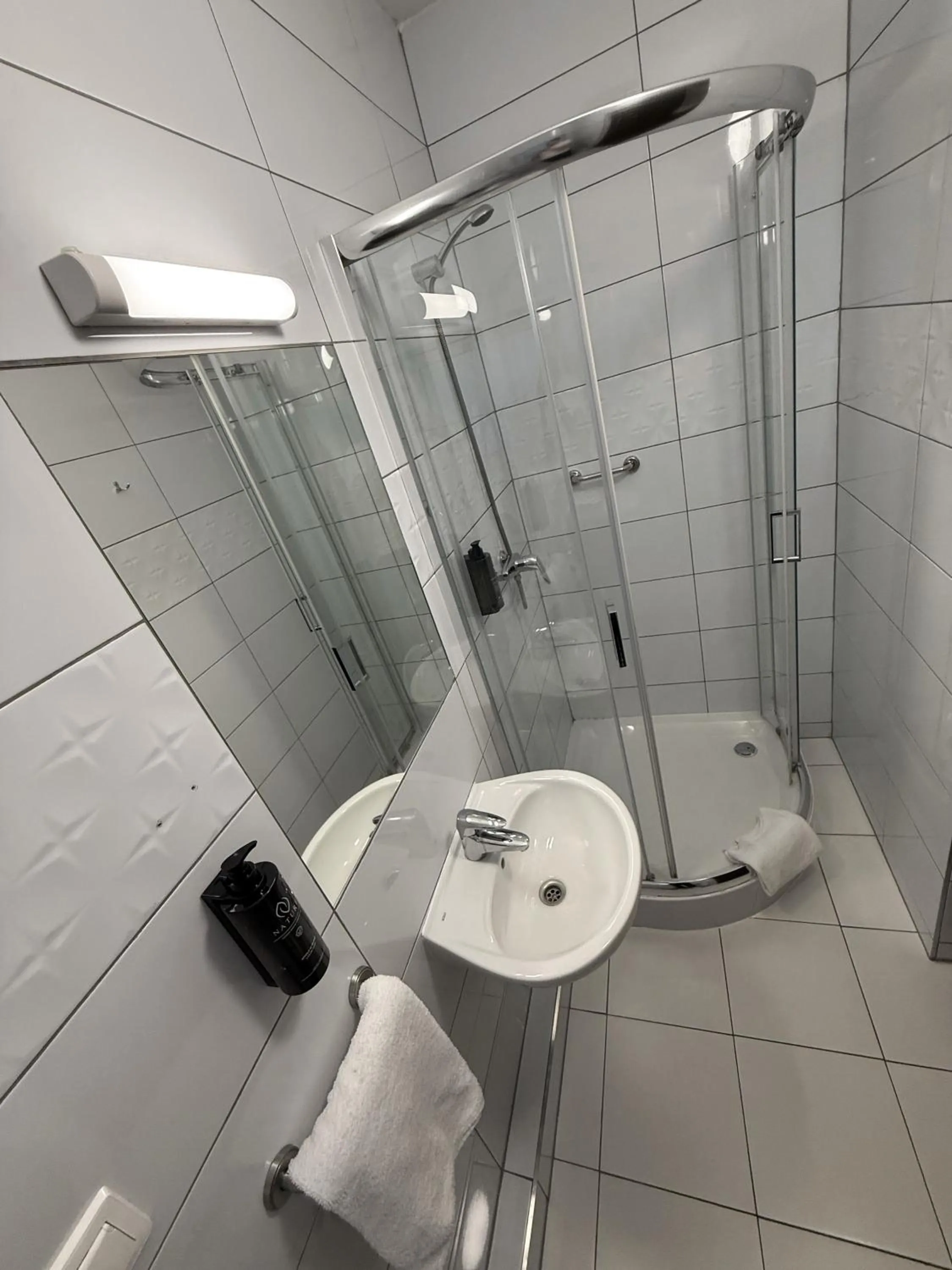 Shower in Hotel Junior 2