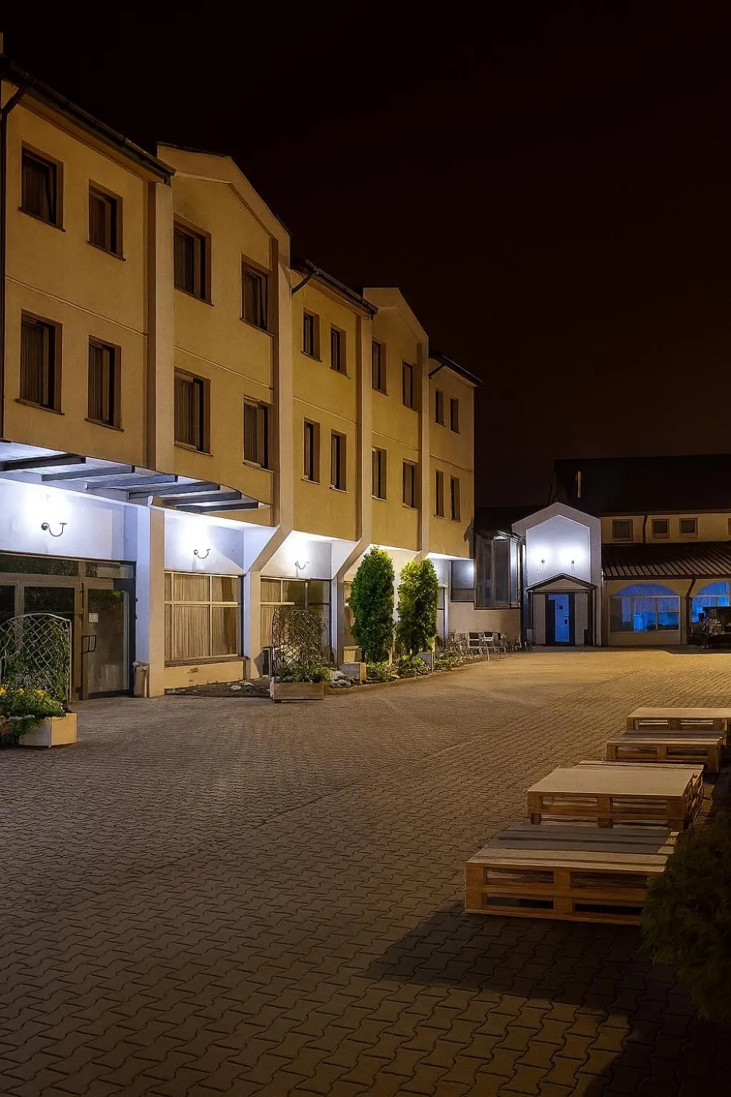 Property building in Hotel Junior 2