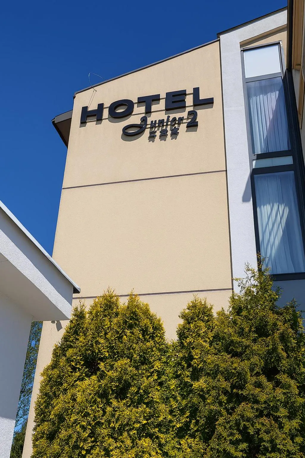 Property building in Hotel Junior 2