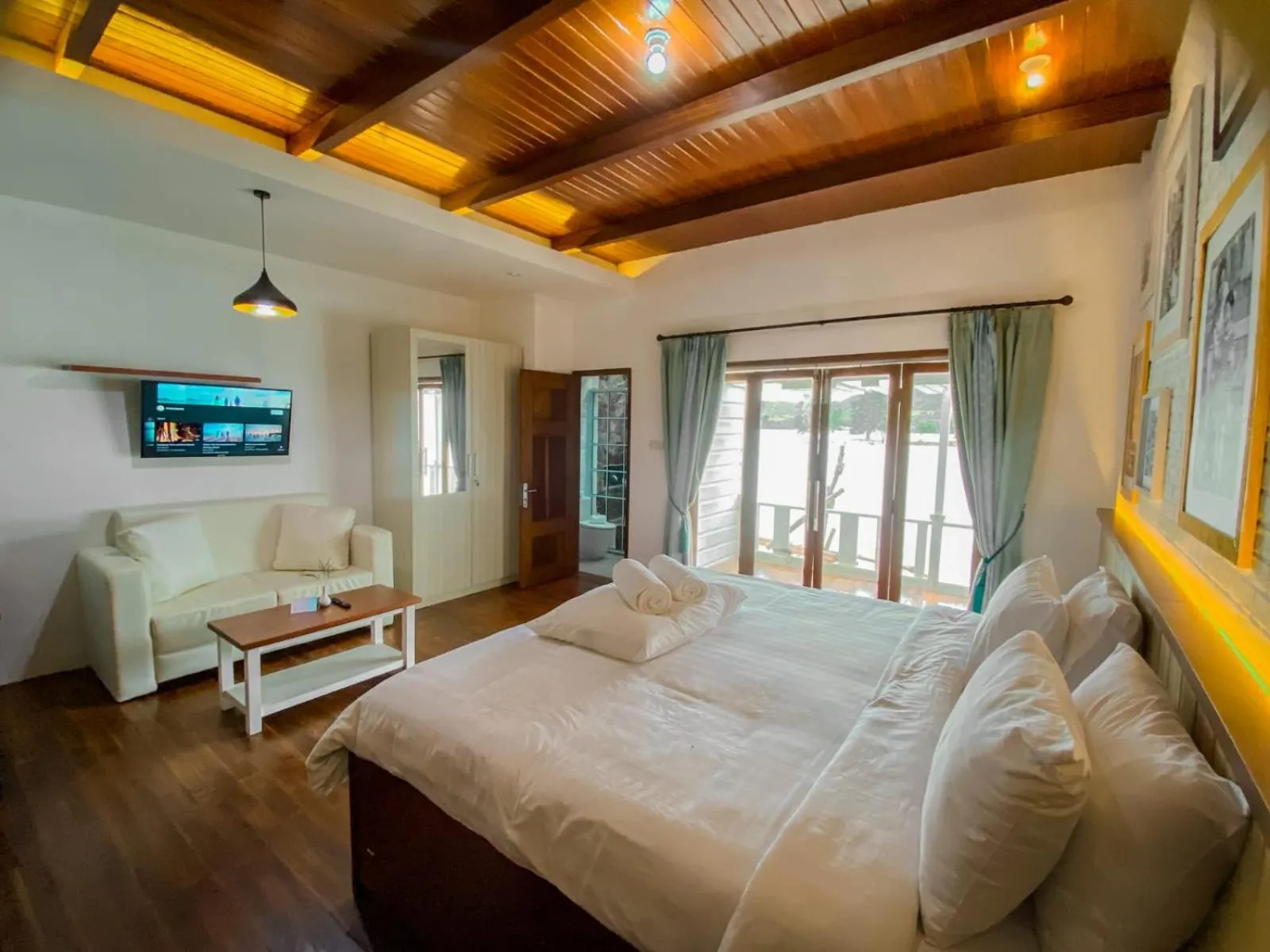 Photo of the whole room, Bed in Morelo Water Villa