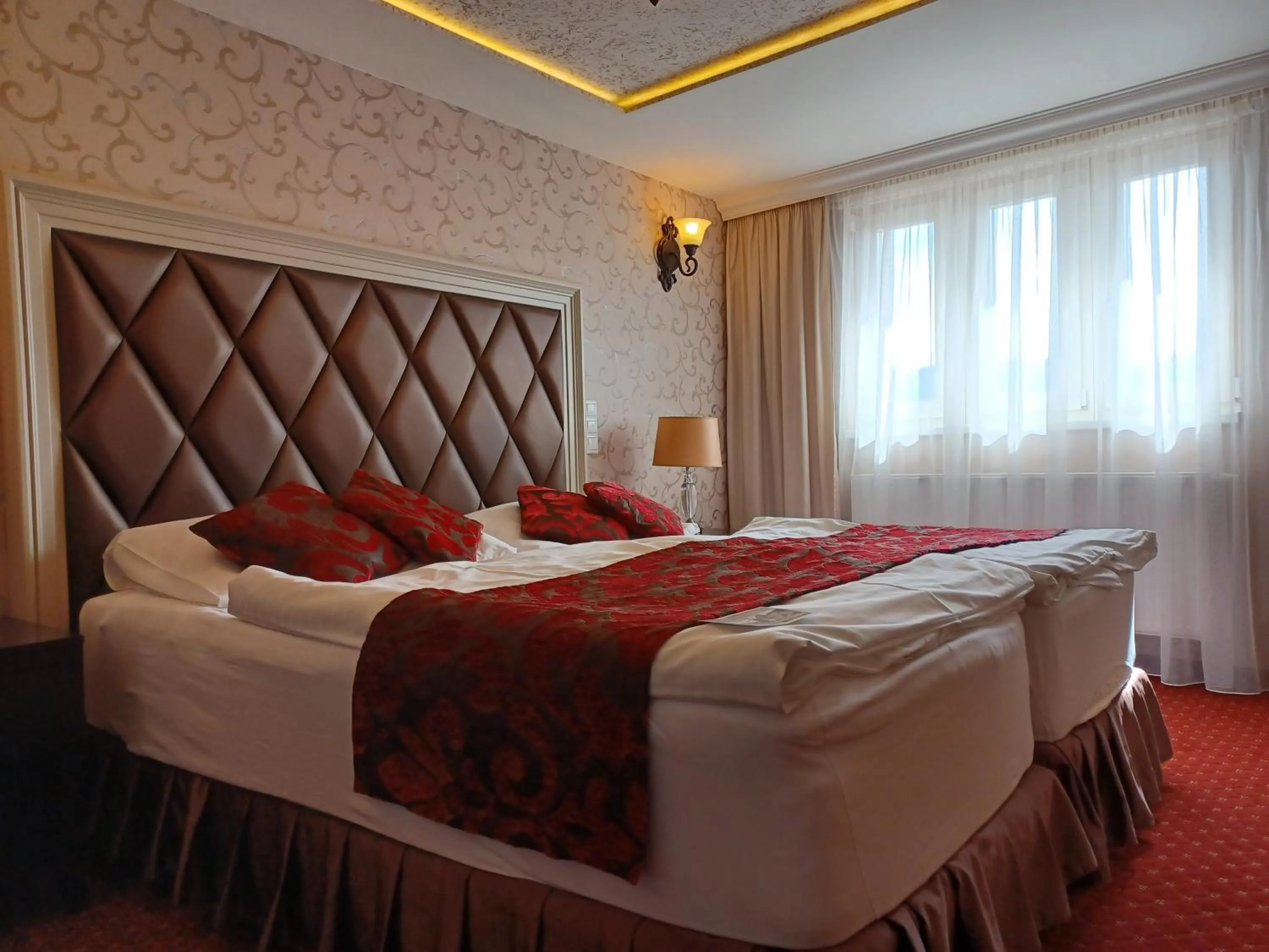 Property building, Bed in Hotel Dvorana