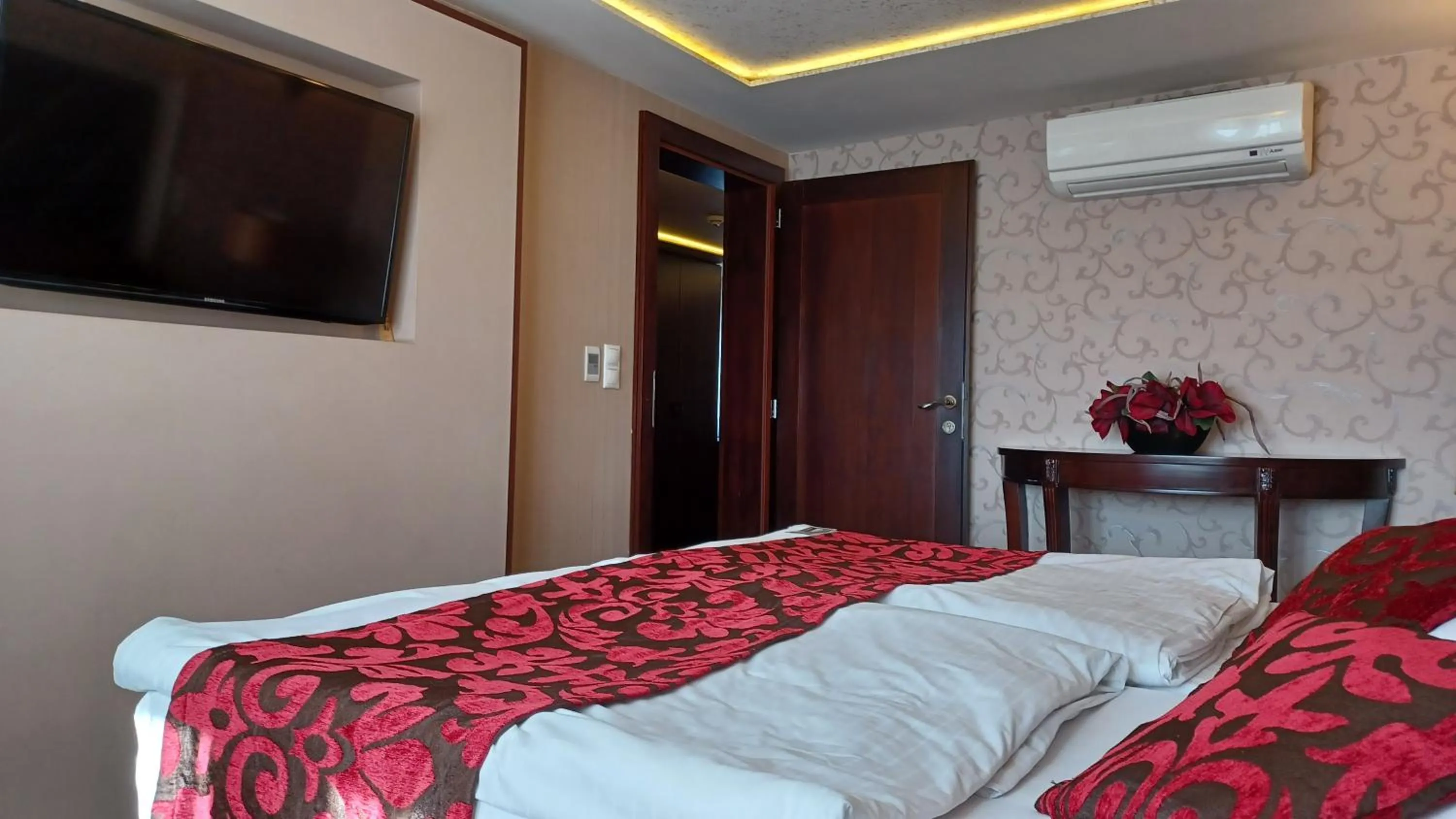 Property building, Bed in Hotel Dvorana