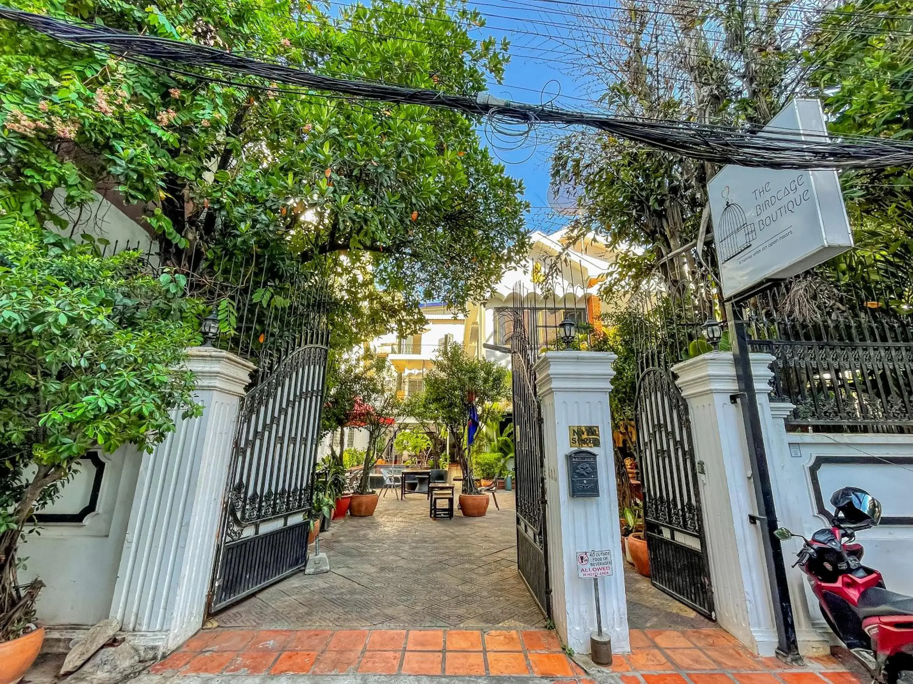 Property building in Birdcage Boutique Property building in Birdcage Boutique