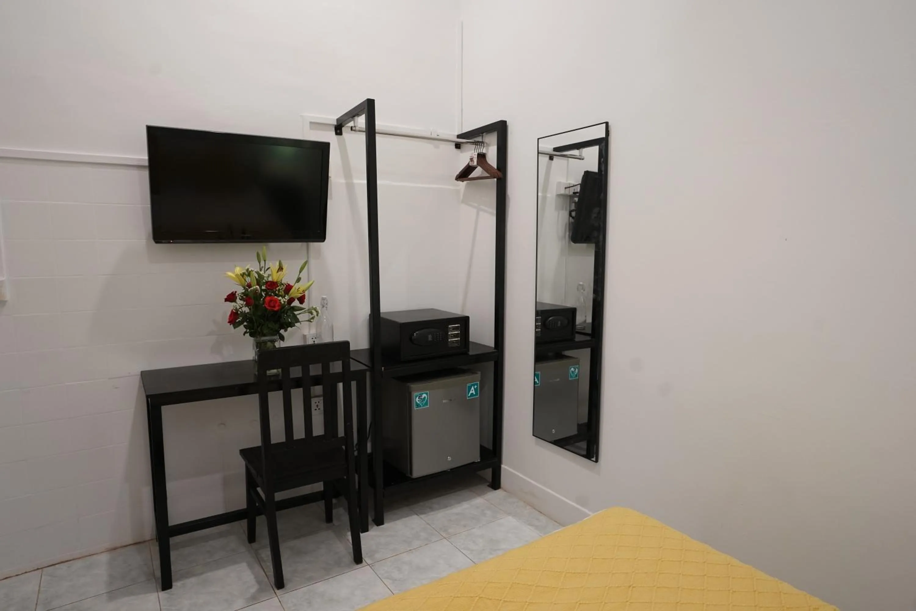 Communal lounge/ TV room, Bed in Birdcage Boutique