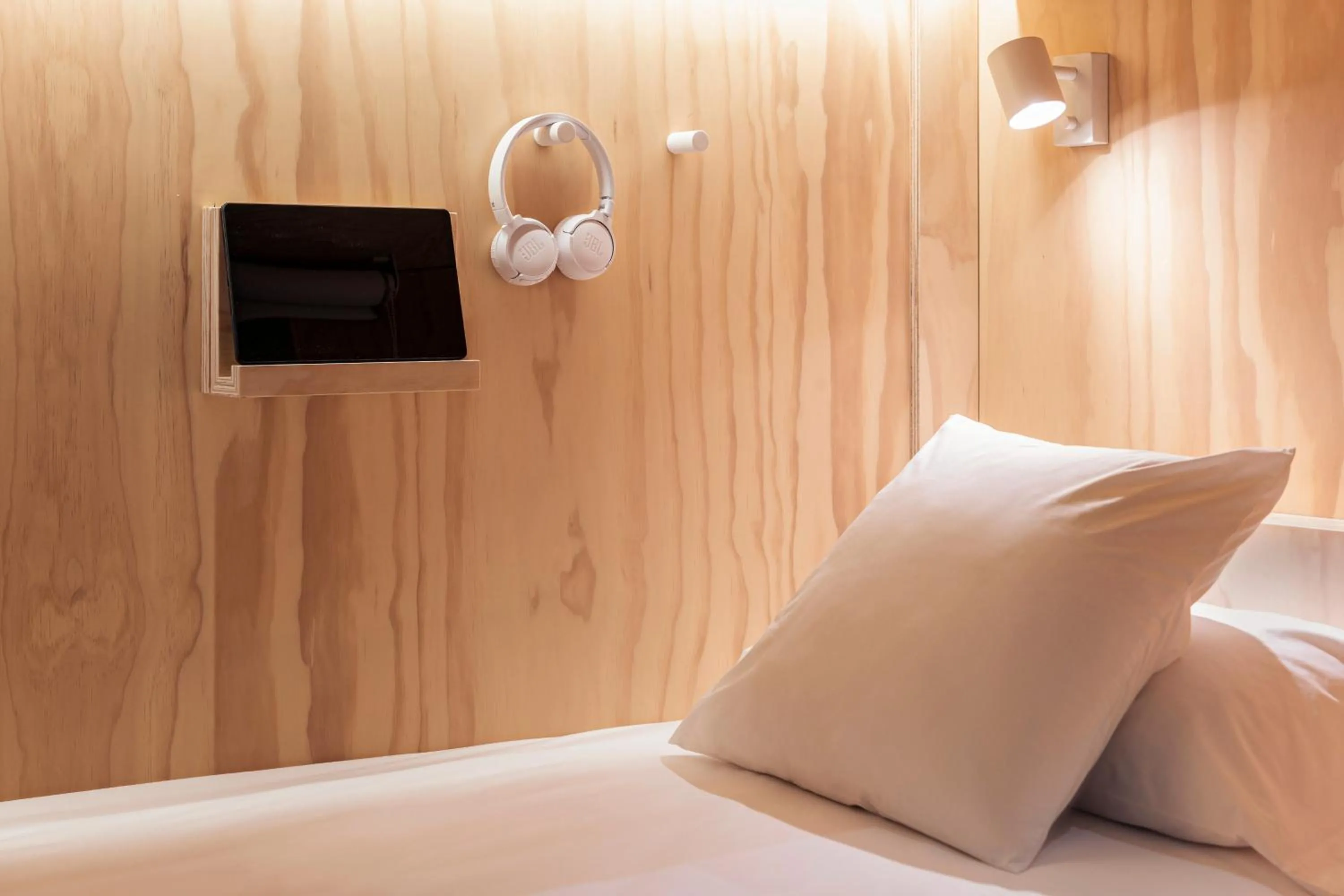 Bed in Colo Colo Hostel - Single Private Beds