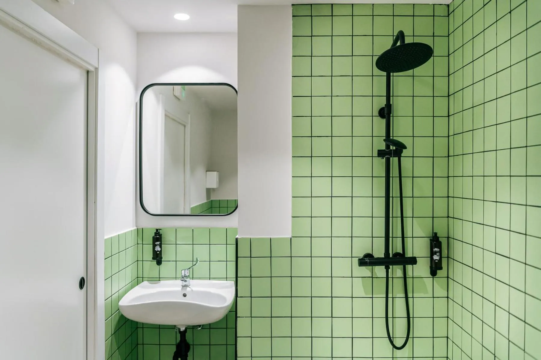 Shower in Colo Colo Hostel - Single Private Beds