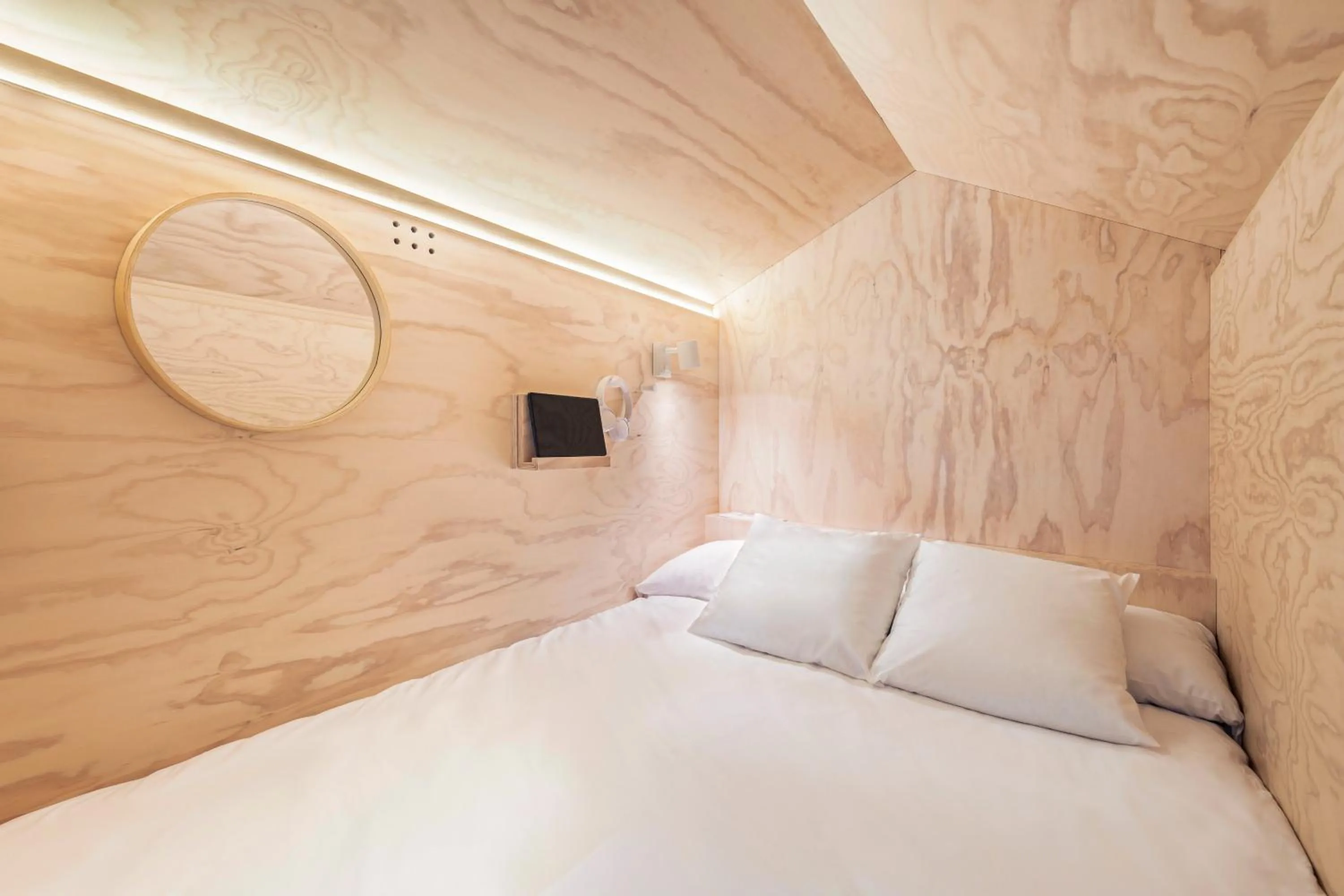 Bed in Colo Colo Hostel - Single Private Beds