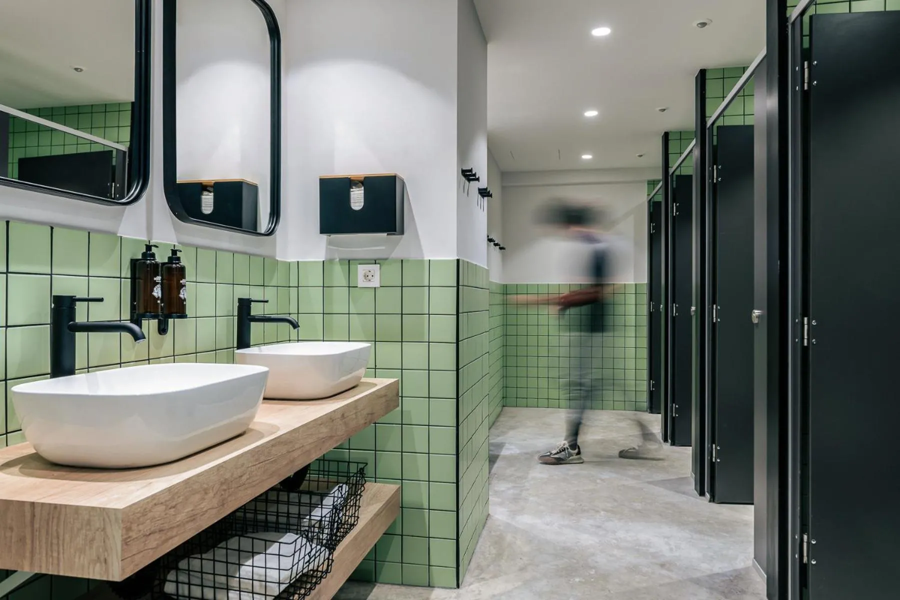 Shower in Colo Colo Hostel - Single Private Beds
