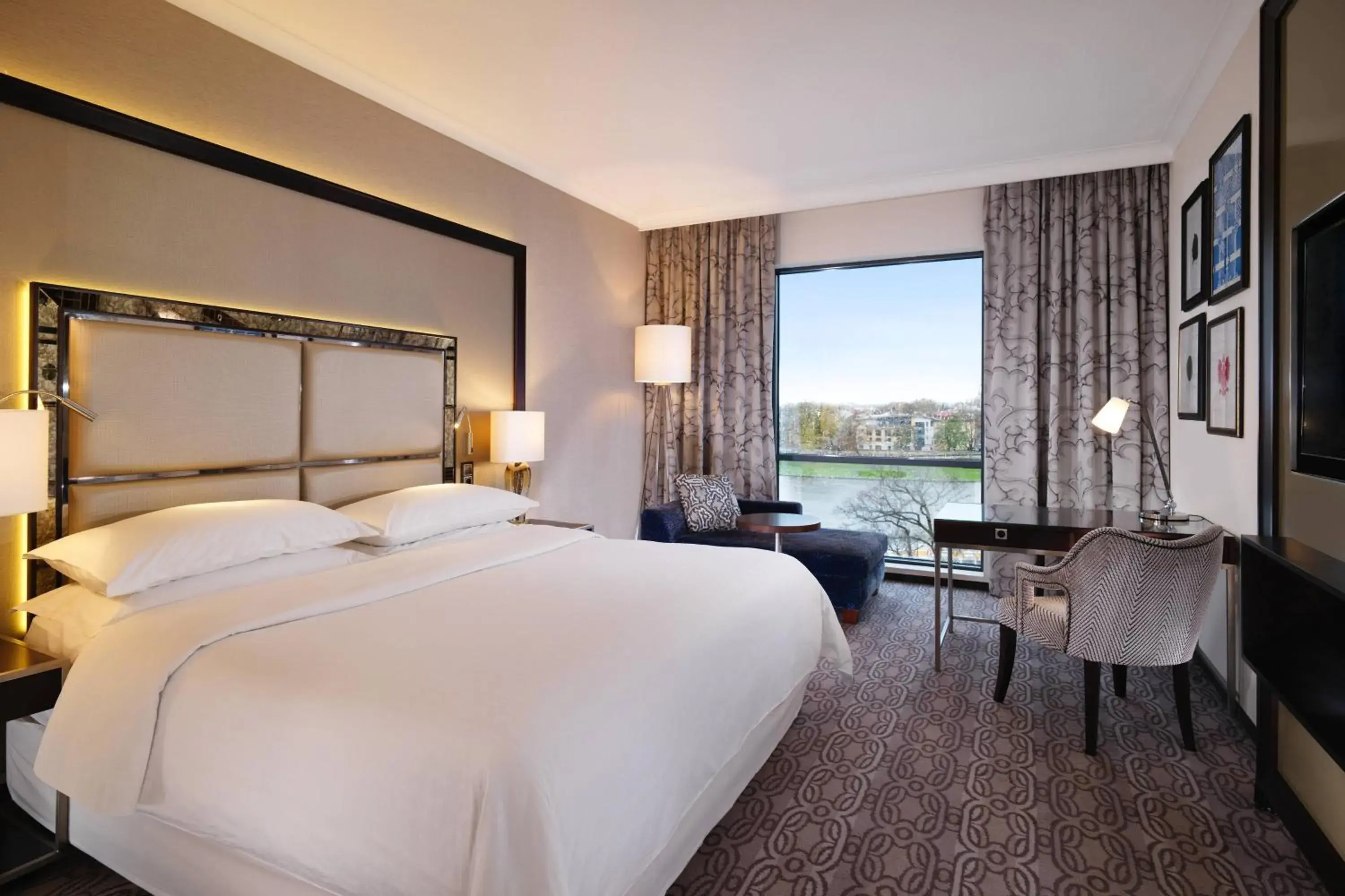 Grand Deluxe, Guest room, 1 King, Wawel or Vistula view in Sheraton Grand Krakow Grand Deluxe, Guest room, 1 King, Wawel or Vistula view in Sheraton Grand Krakow