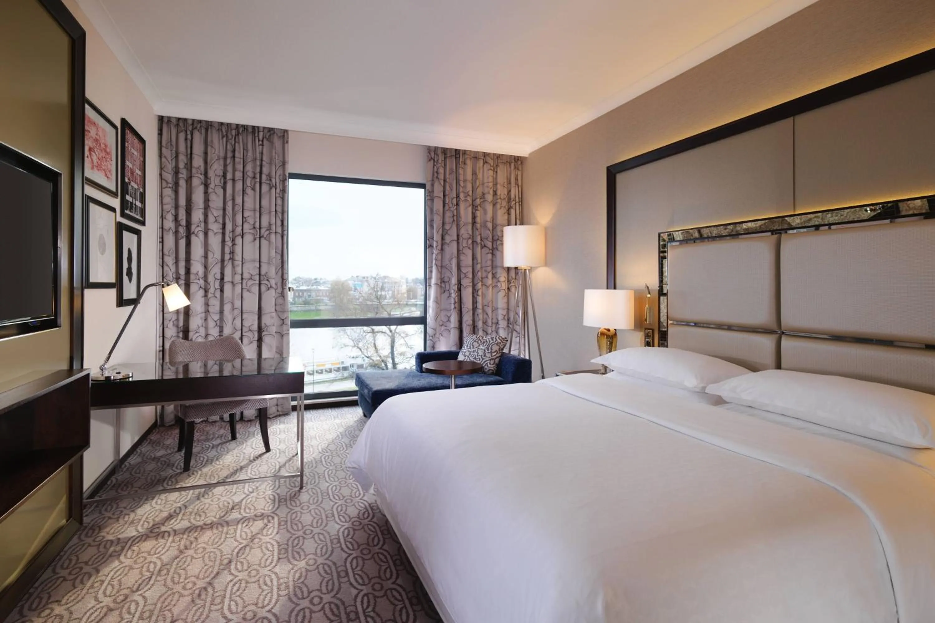 Bedroom, Bed in Sheraton Grand Krakow