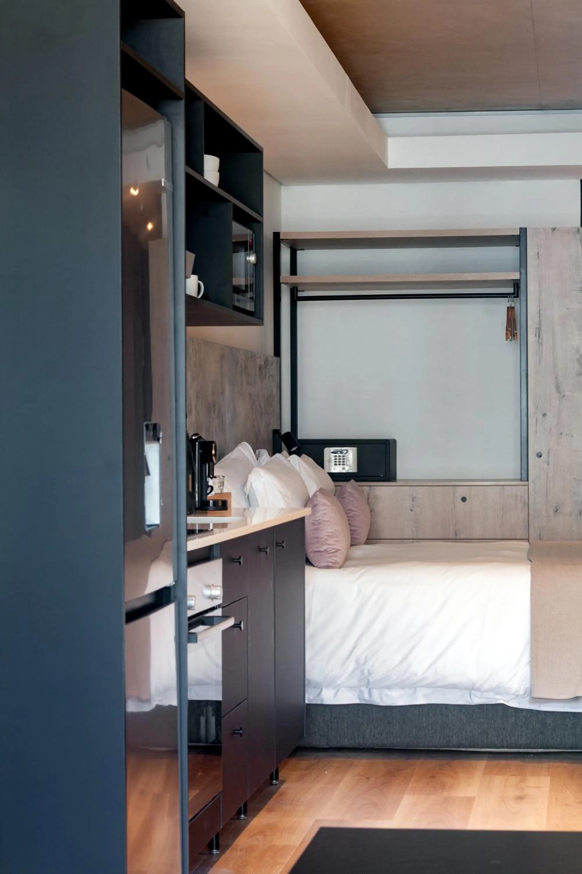 Bedroom, Bed in Home Suite Hotels Station House