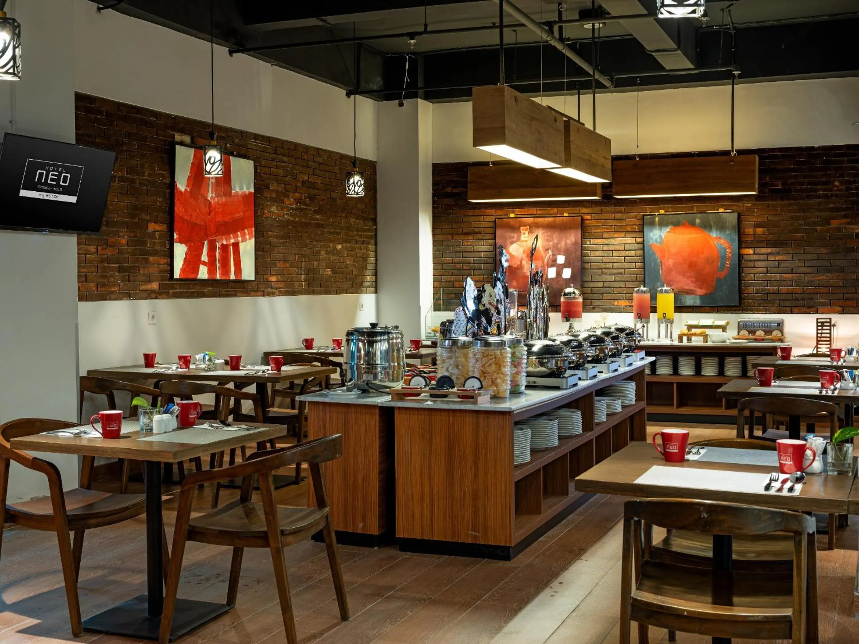 Restaurant/places to eat in Hotel Neo Gading Solo