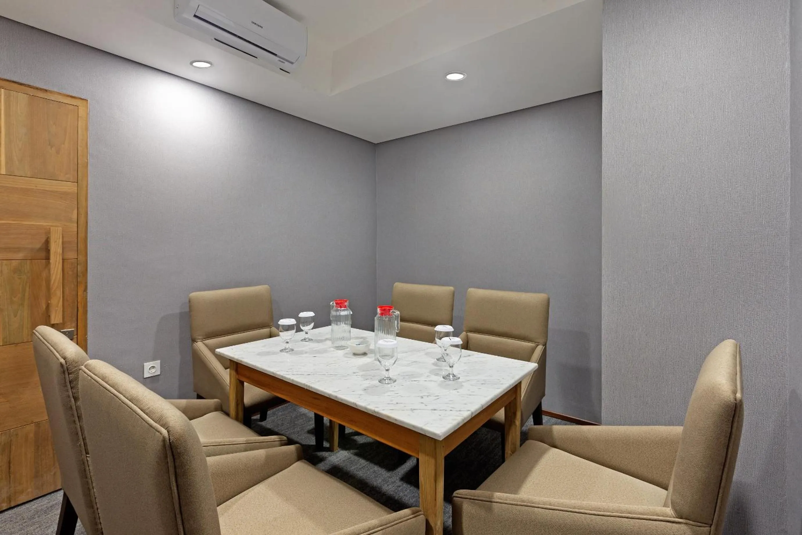 Meeting/conference room in Hotel Neo Gading Solo