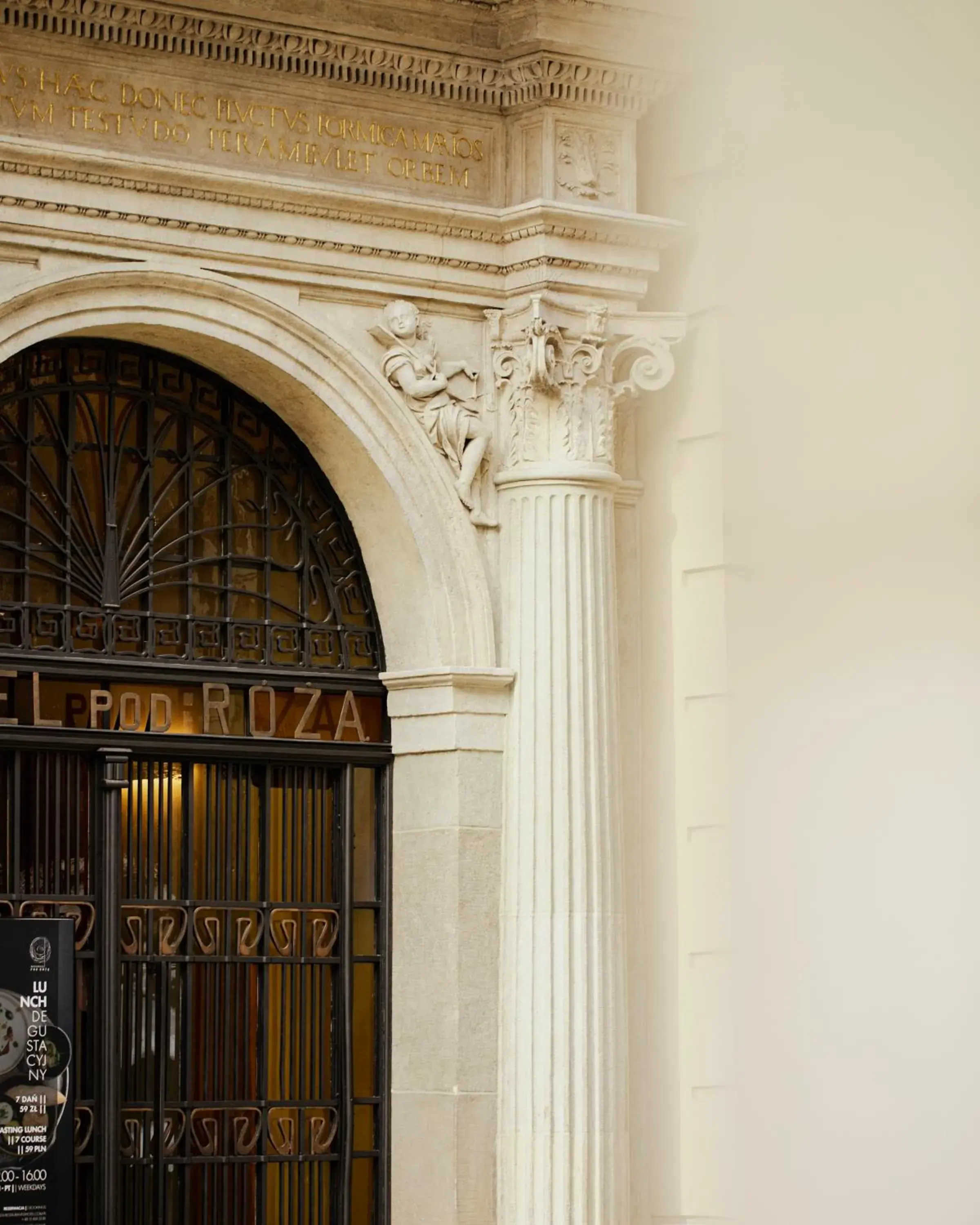 Facade/entrance in Hotel Pod Różą Facade/entrance in Hotel Pod Różą