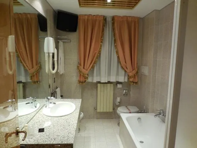 Bathroom in Hotel Roma