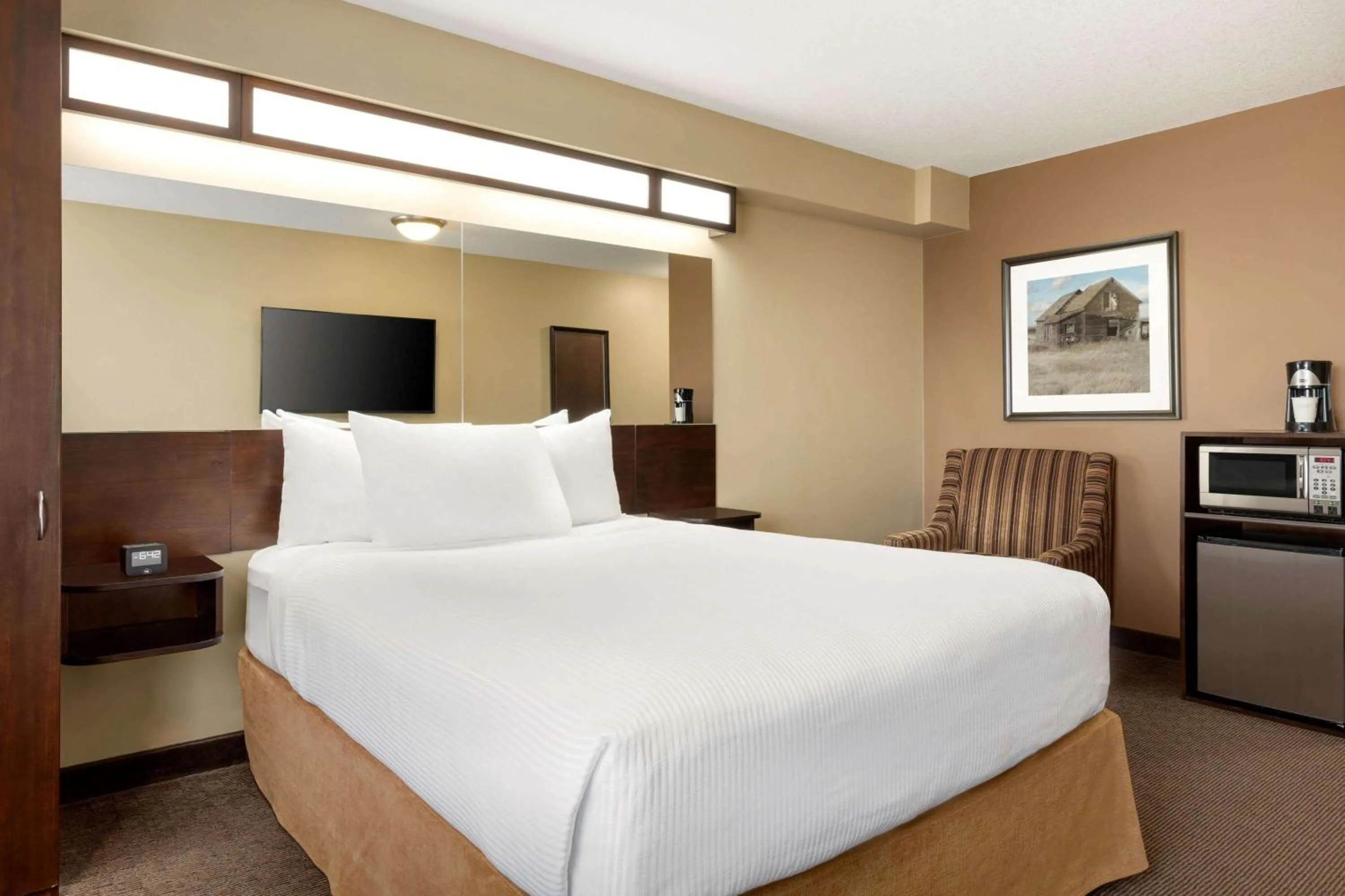 Photo of the whole room, Bed in Microtel Inn and Suites by Wyndham Weyburn