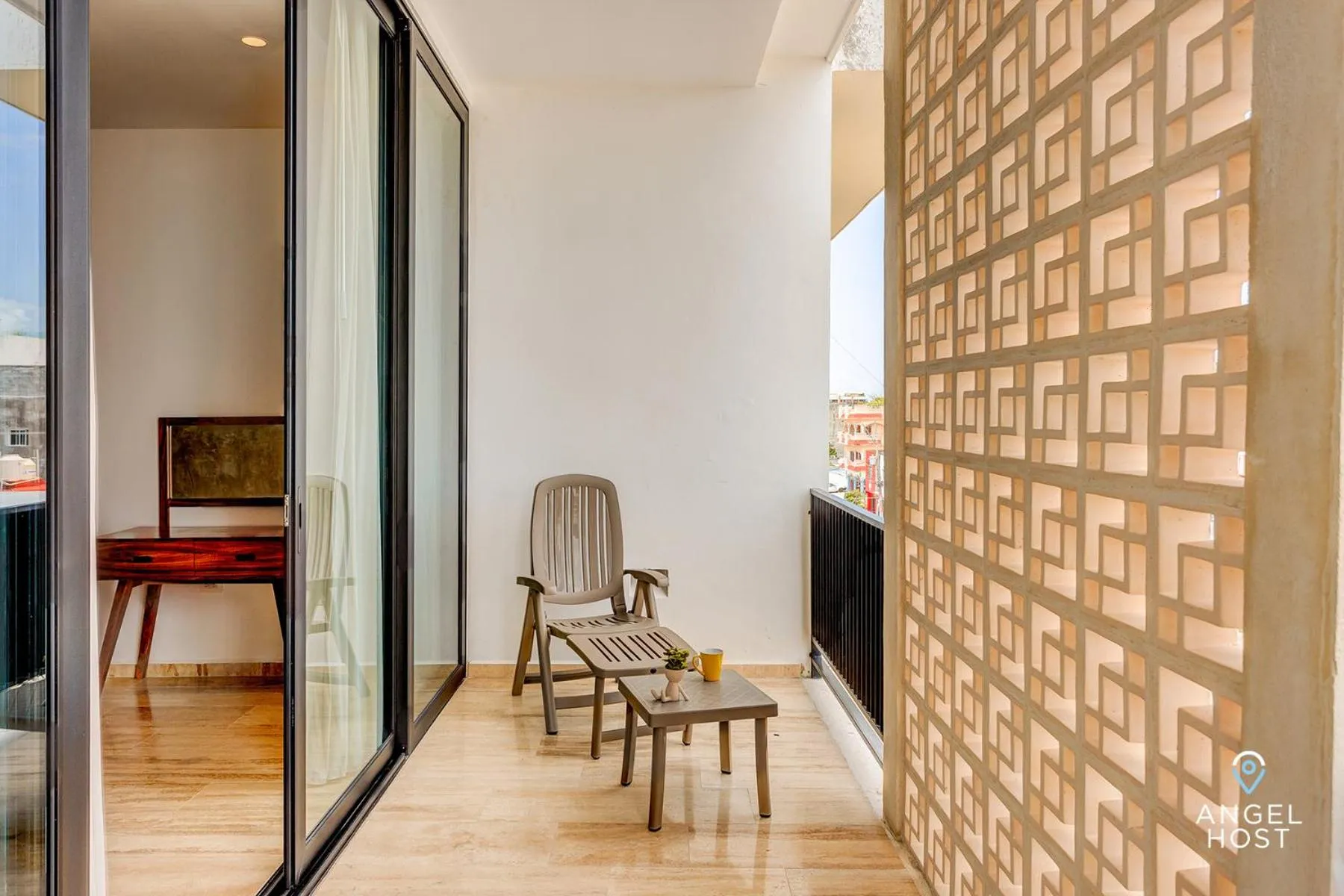 Seating area in Chic Condotel with Roof Pool 10-Min Walk to Beach