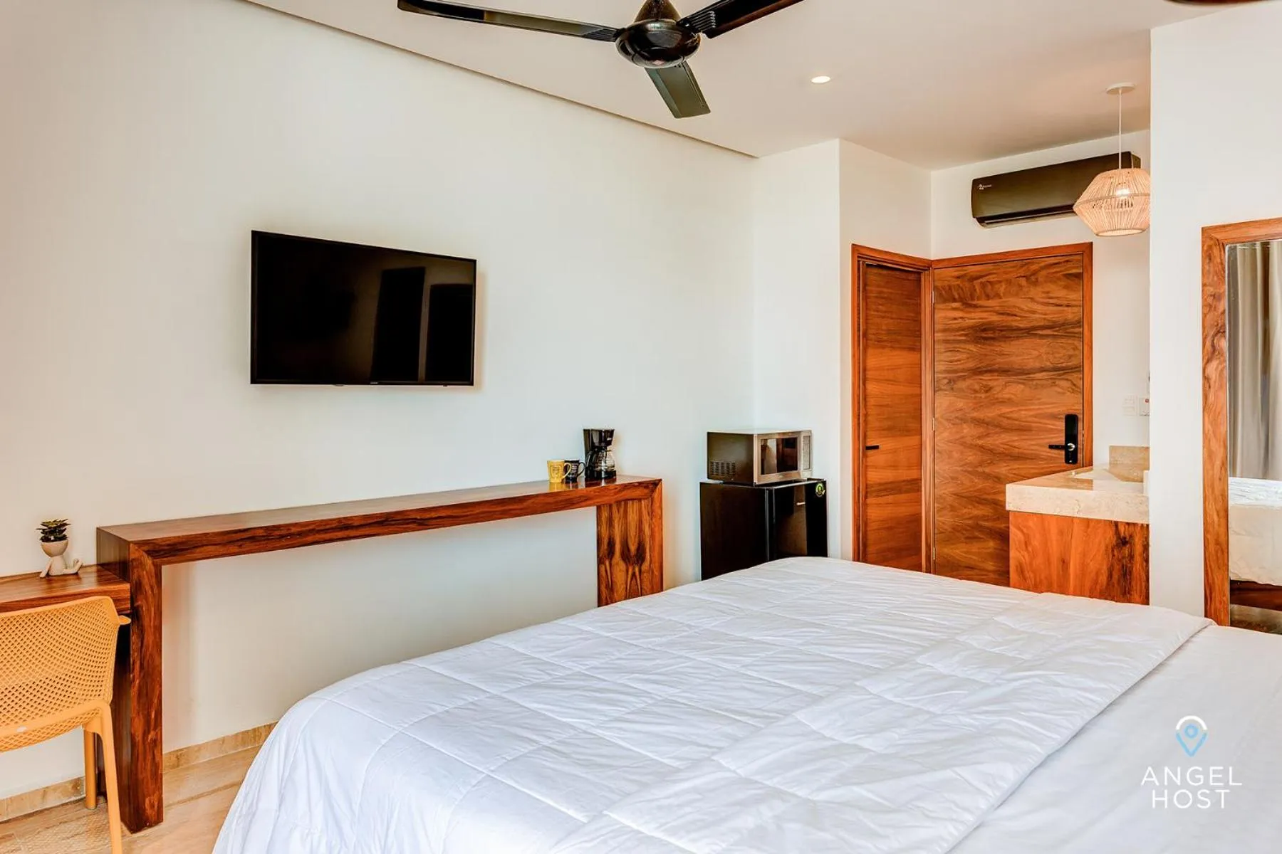 Bed in Chic Condotel with Roof Pool 10-Min Walk to Beach