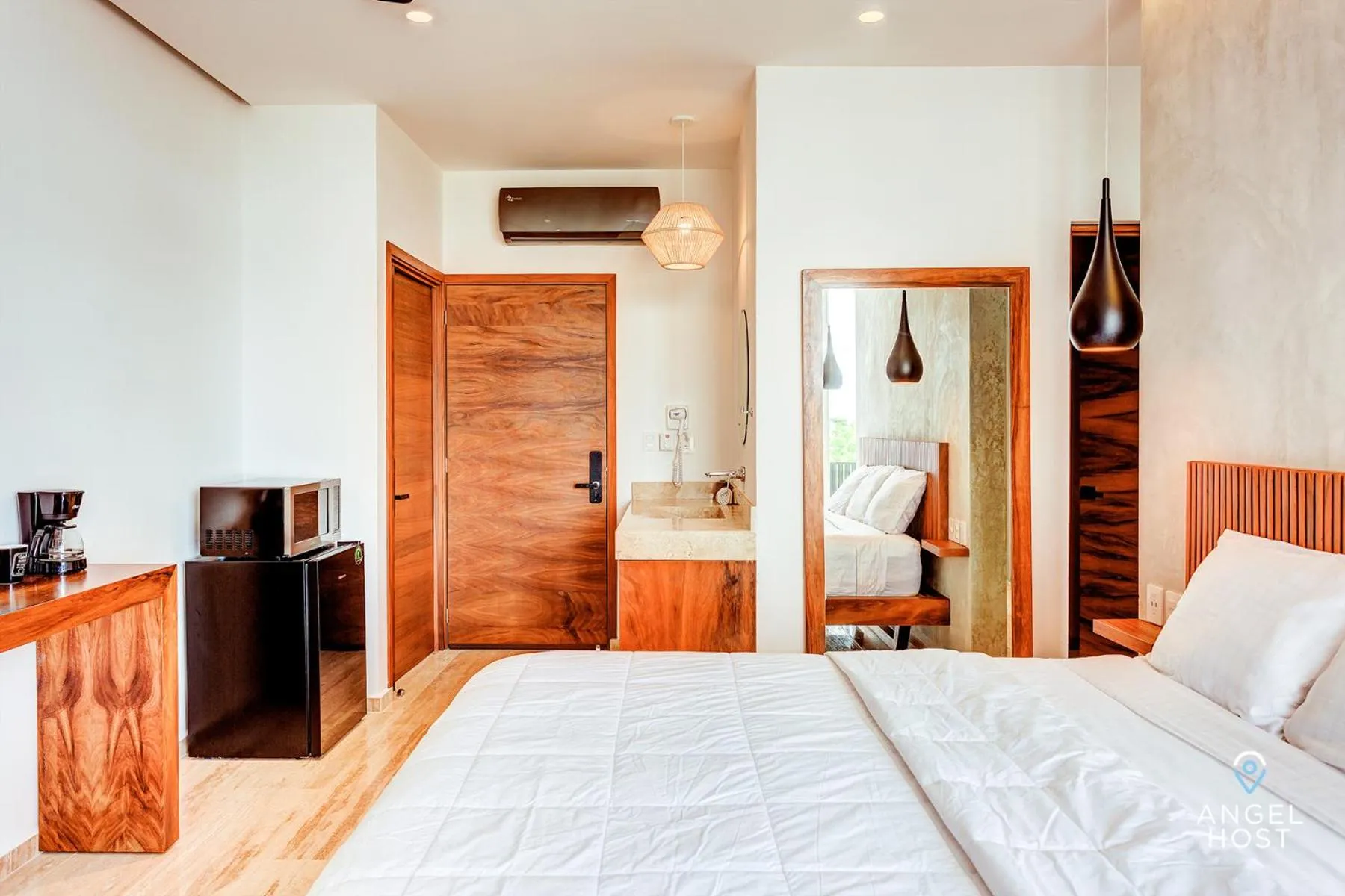 Bed in Chic Condotel with Roof Pool 10-Min Walk to Beach