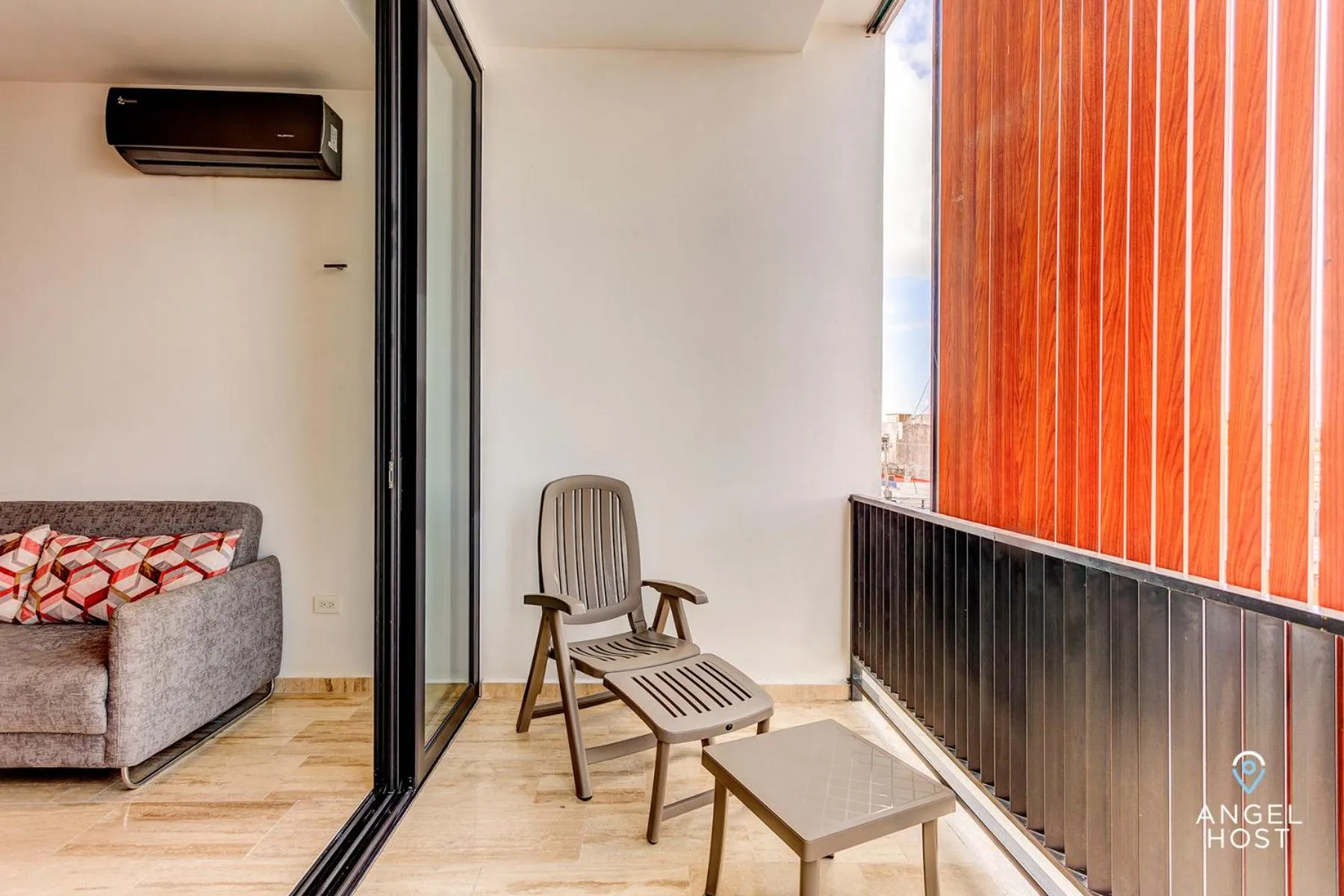 Seating area in Chic Condotel with Roof Pool 10-Min Walk to Beach