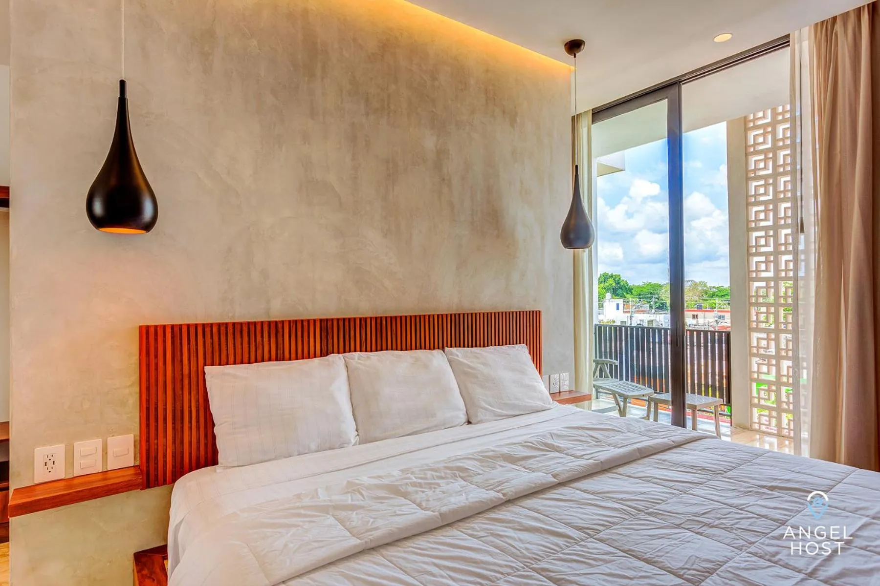 Bed in Chic Condotel with Roof Pool 10-Min Walk to Beach