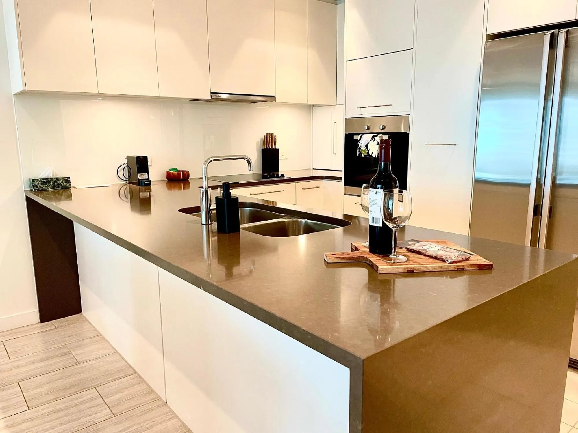 Kitchen or kitchenette in Breeze Beachfront Apartment