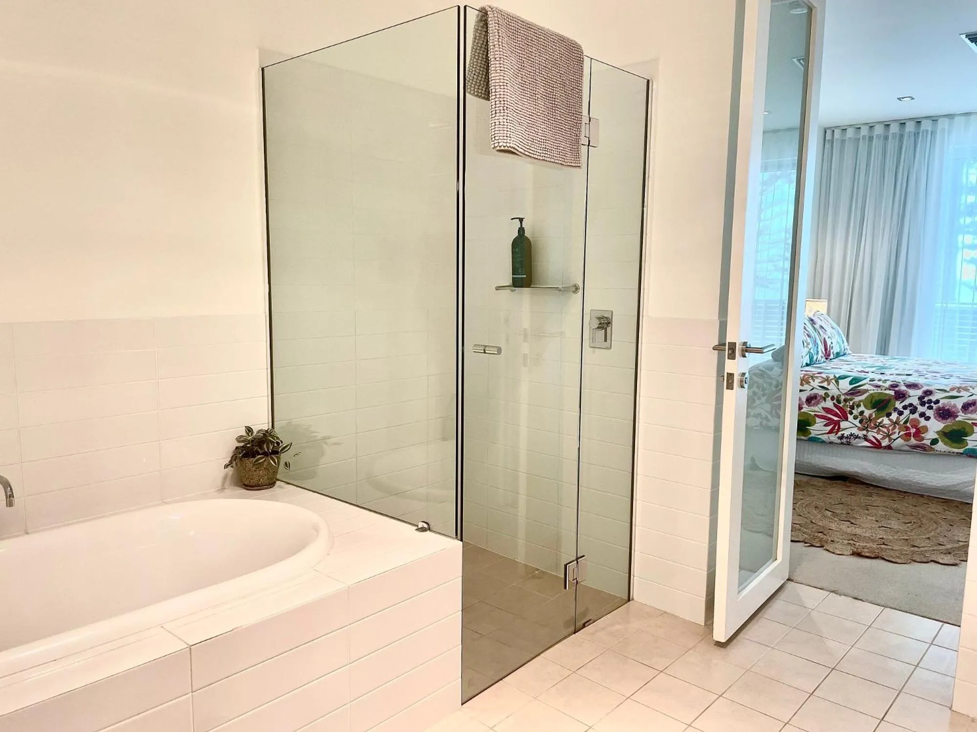 Bathroom, Bed in Breeze Beachfront Apartment