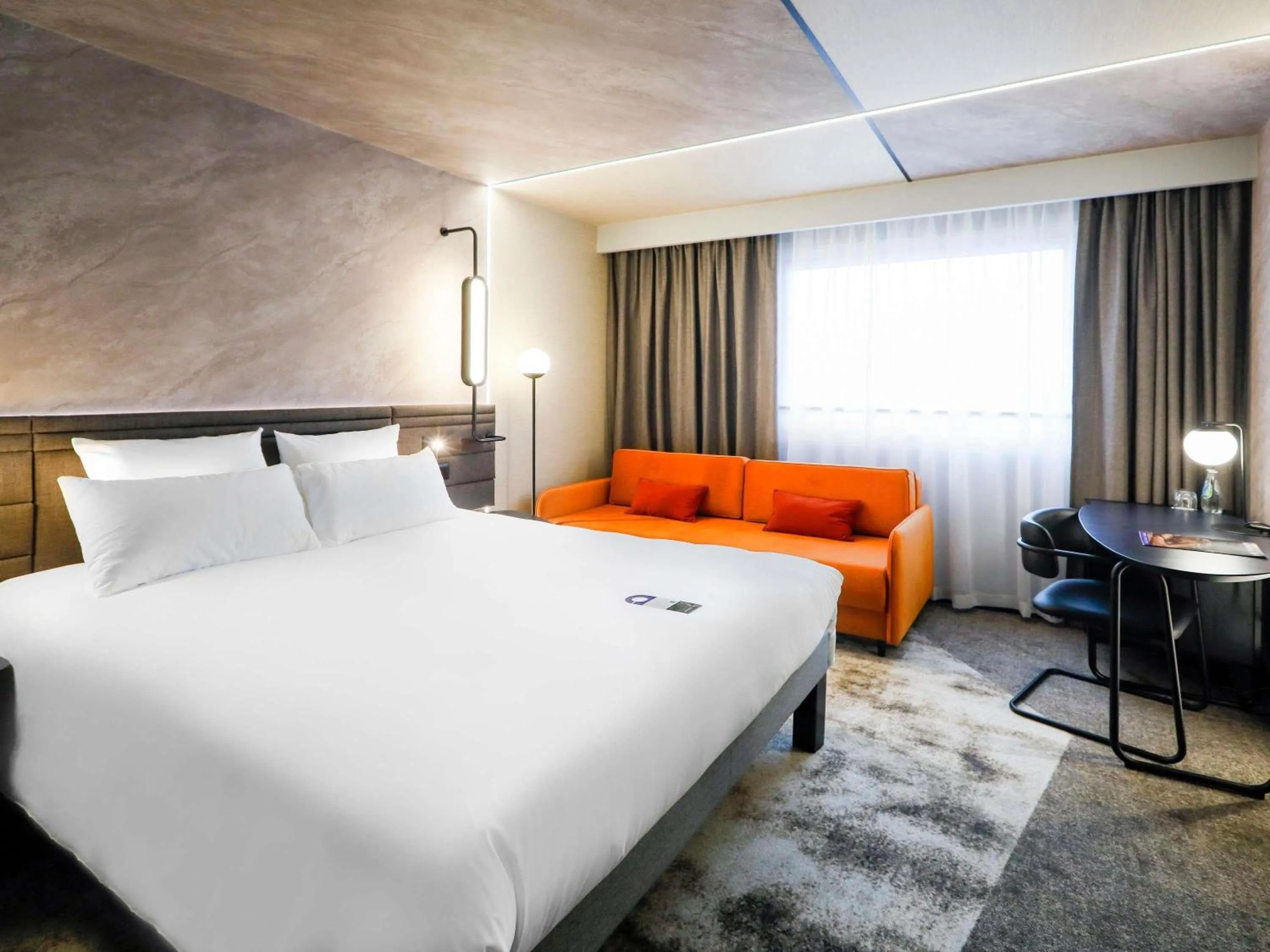 Property building, Bed in Novotel Warszawa Centrum