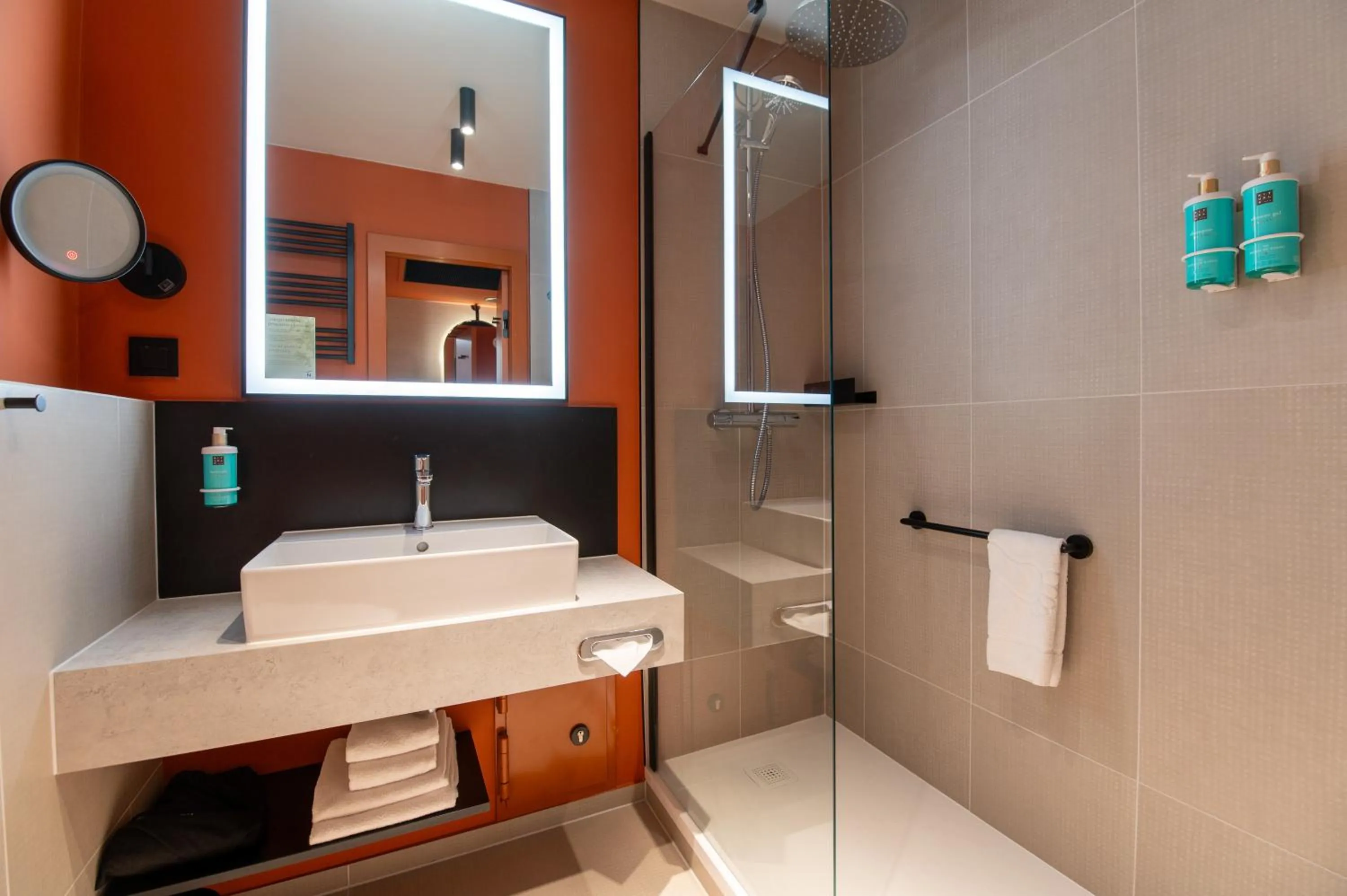 Shower in Novotel Warszawa Centrum