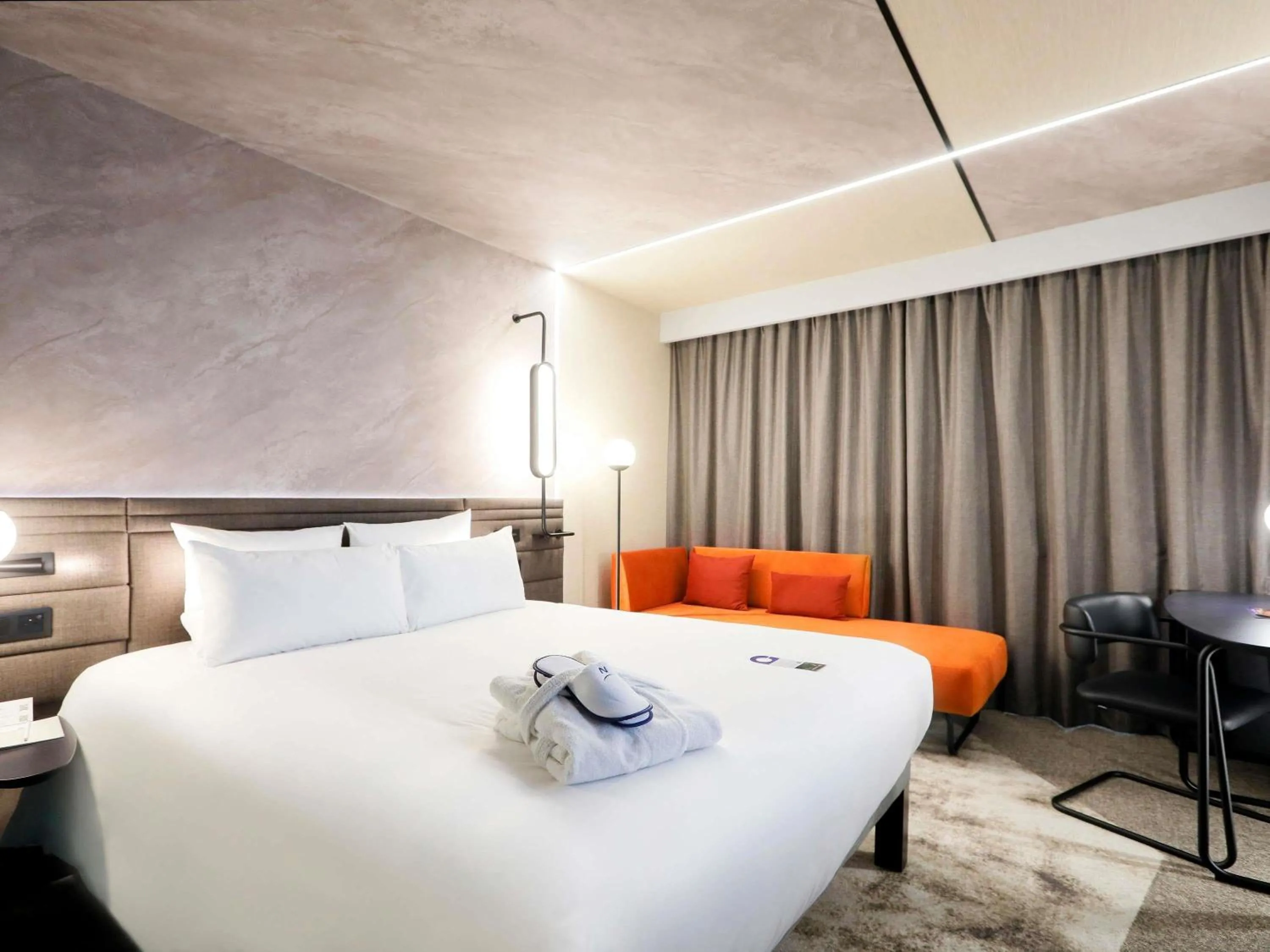 Property building, Bed in Novotel Warszawa Centrum