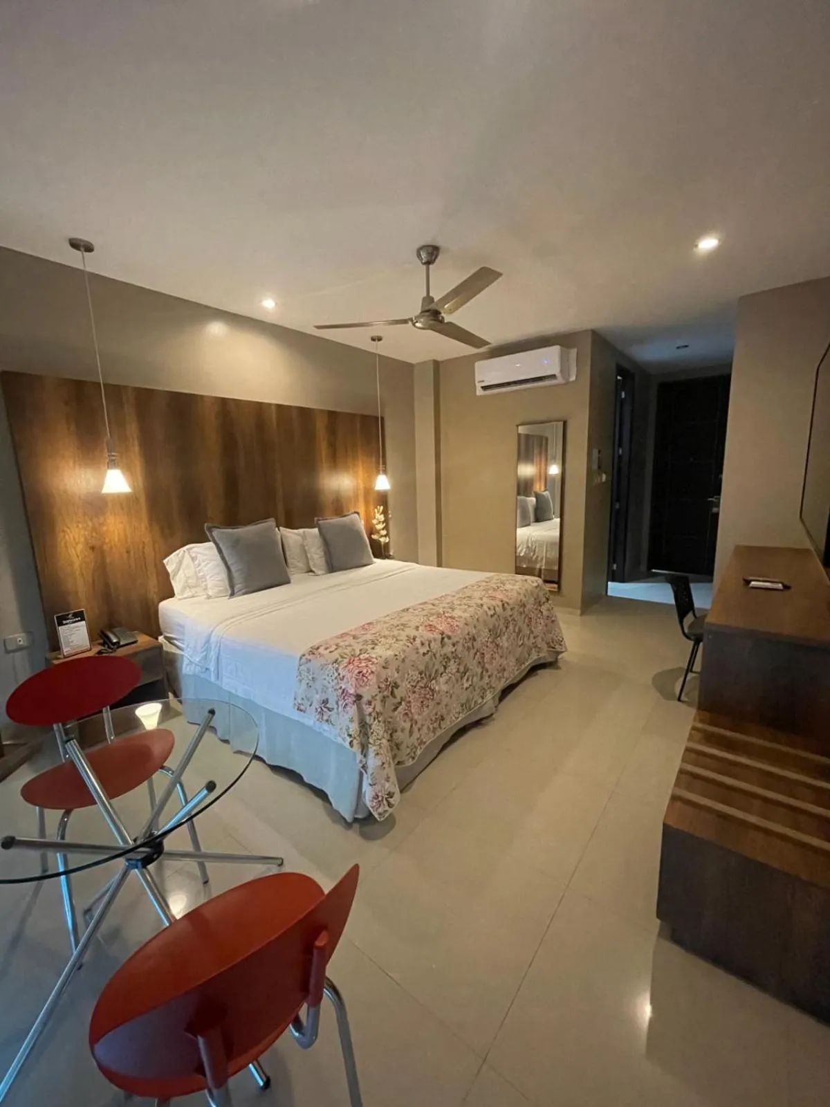 Guests, Bed in Hotel Santorini Loft