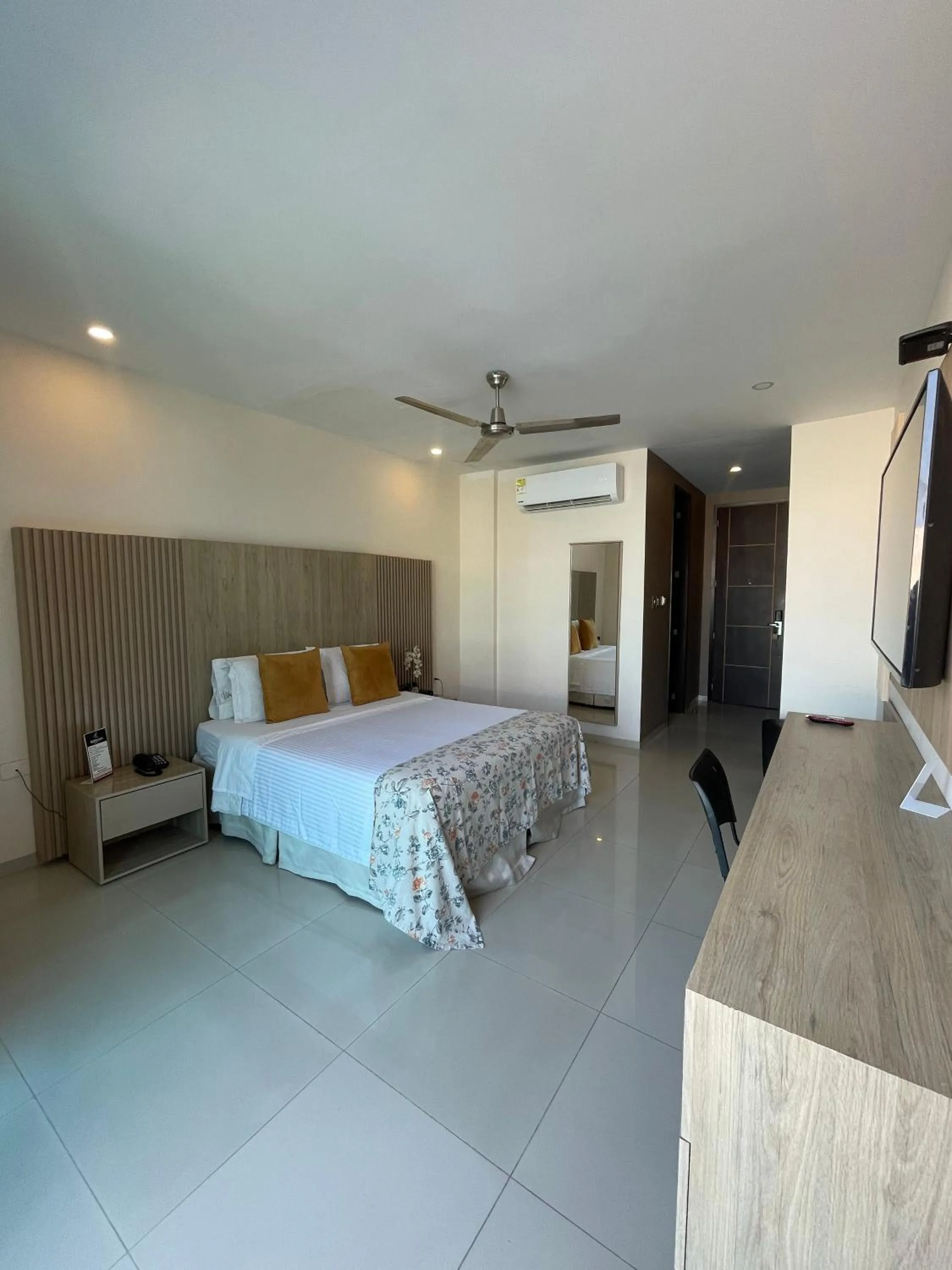 Guests, Bed in Hotel Santorini Loft