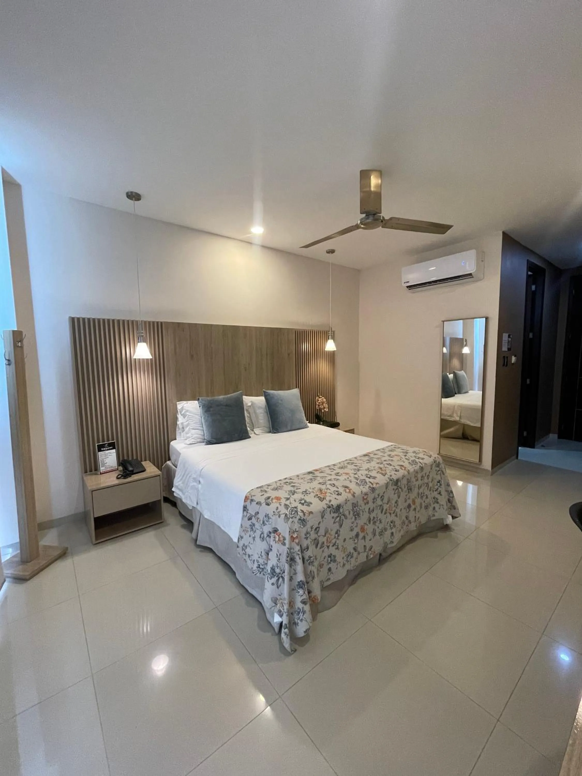 Guests, Bed in Hotel Santorini Loft