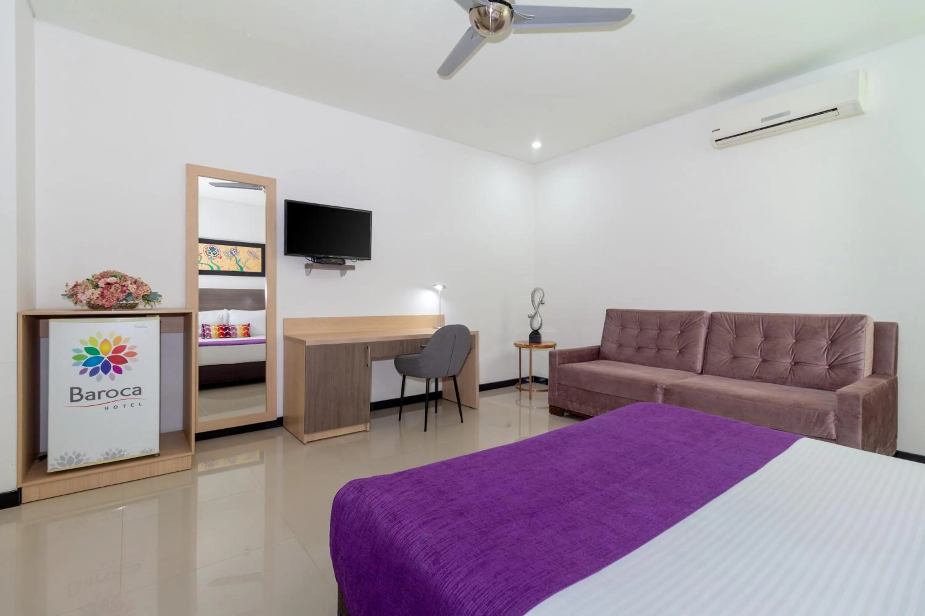 Communal lounge/ TV room, Bed in Hotel Baroca