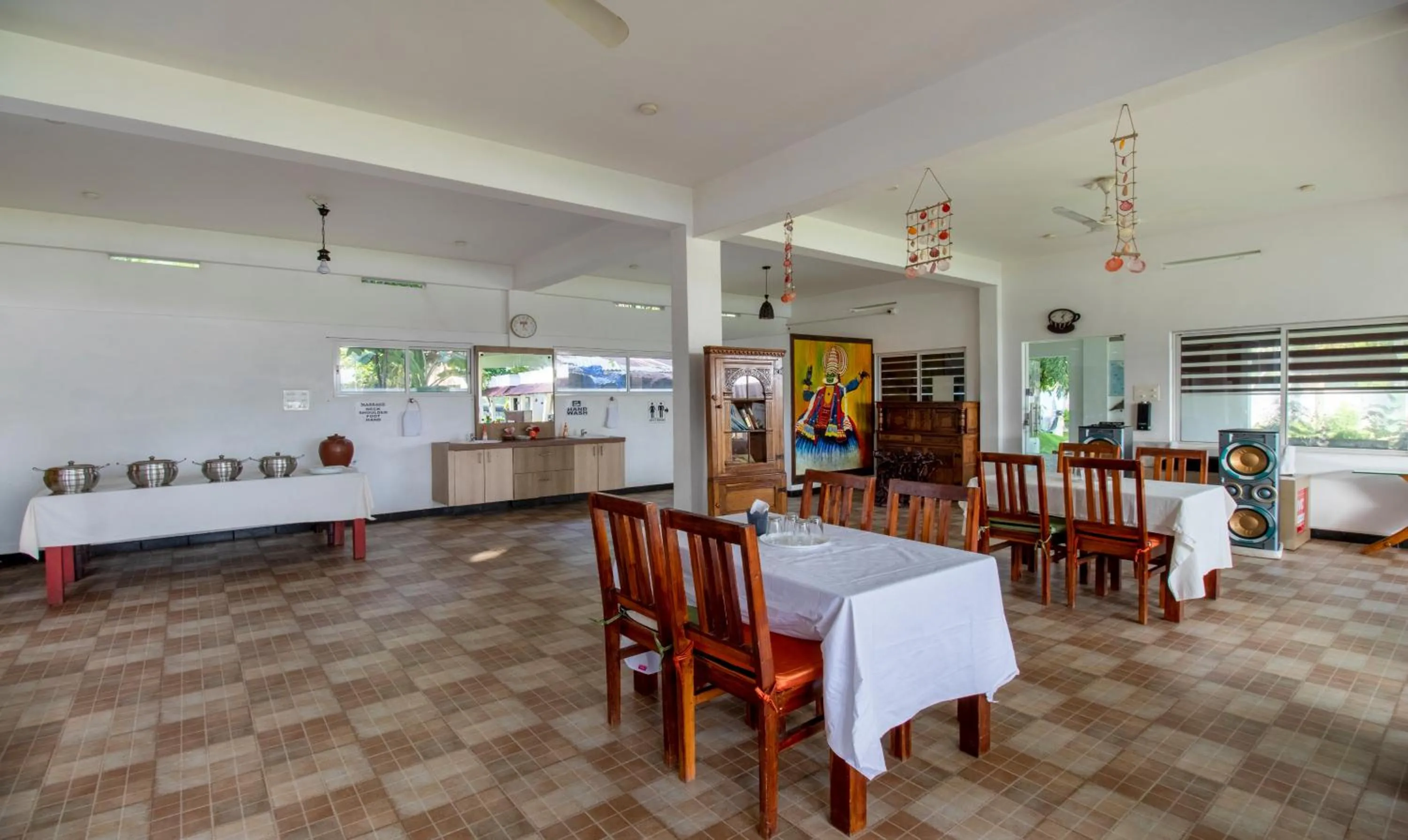 Restaurant/places to eat in Treebo Majestic Retreat