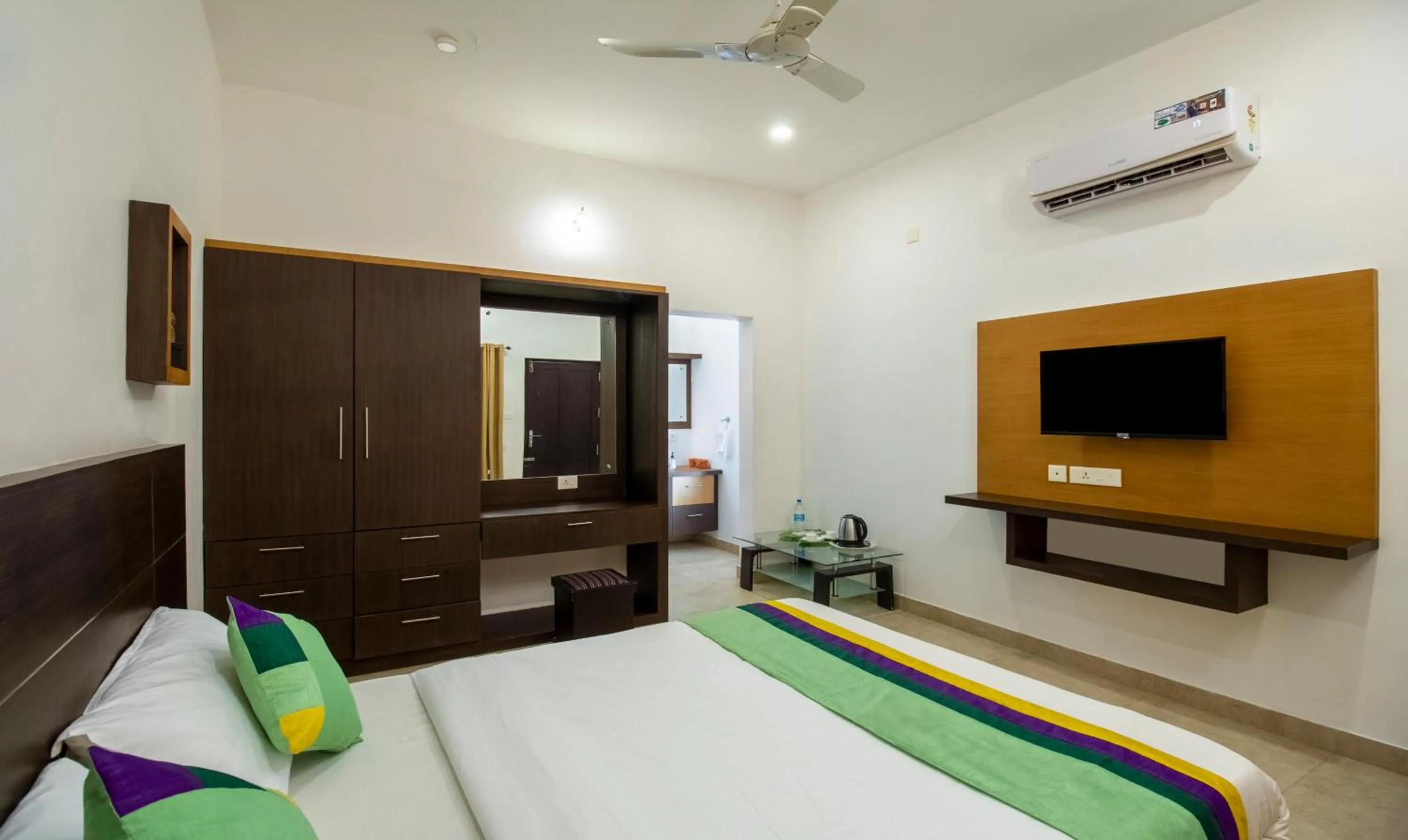 Bedroom, Bed in Treebo Majestic Retreat