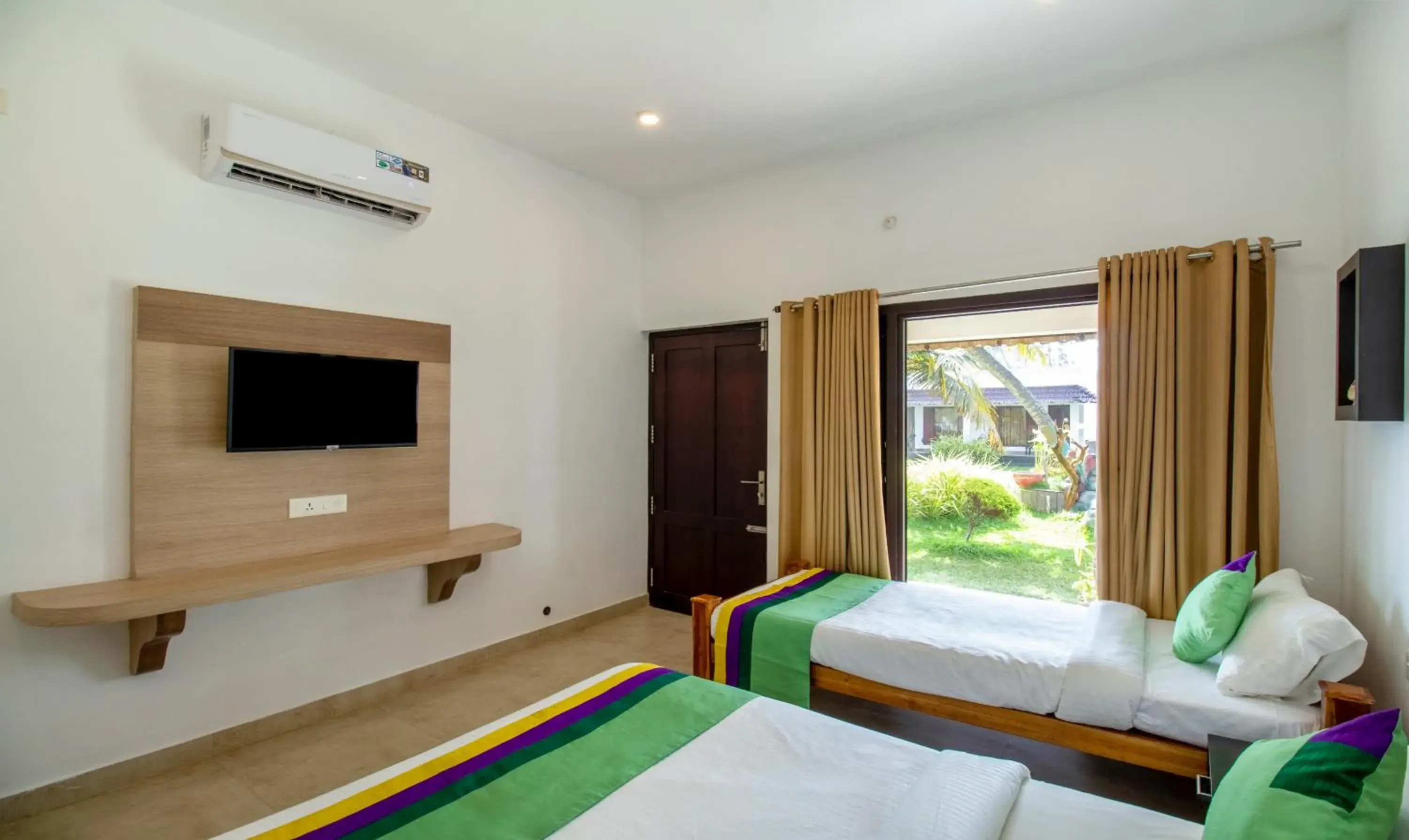Communal lounge/ TV room, Bed in Treebo Majestic Retreat Communal lounge/ TV room, Bed in Treebo Majestic Retreat