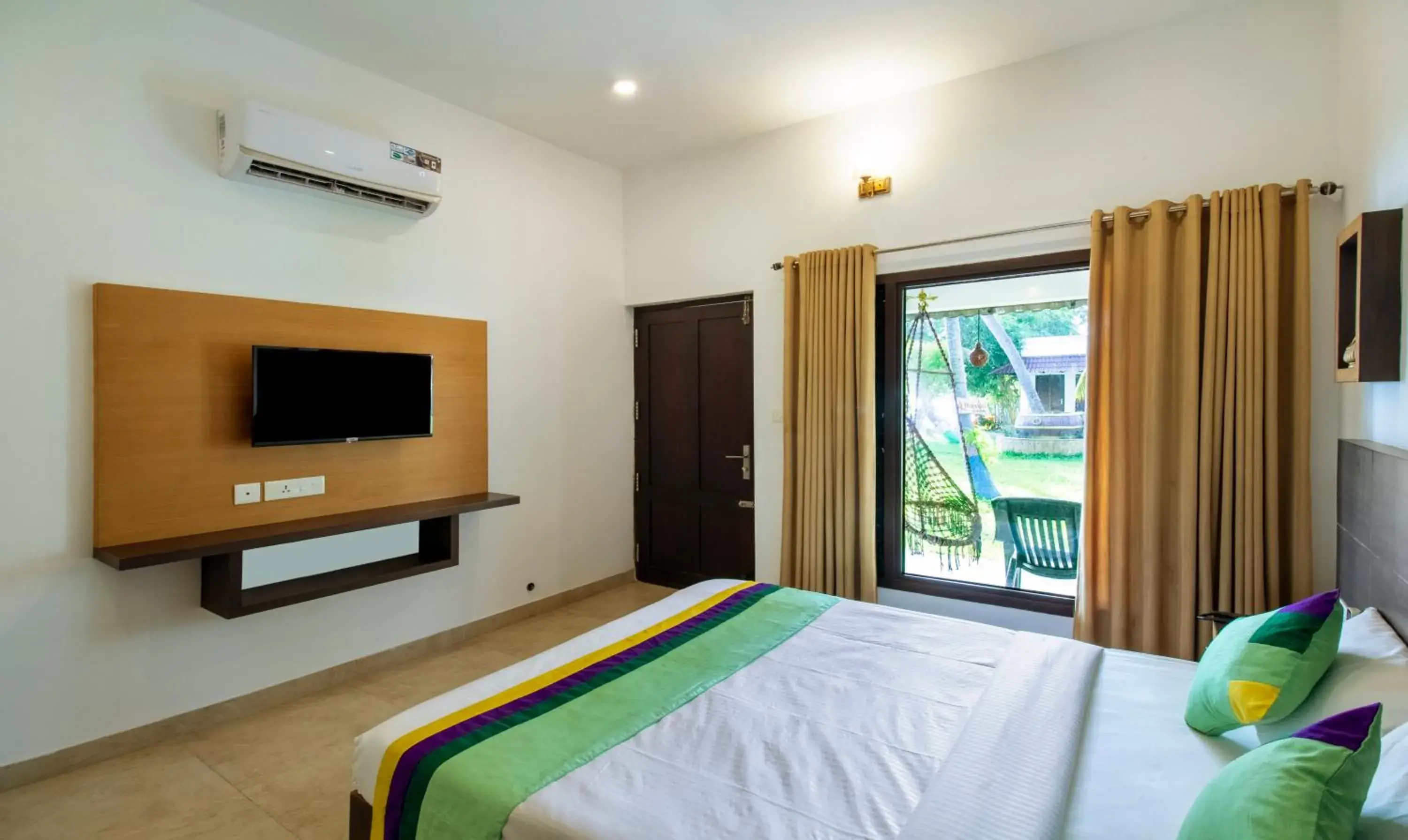 TV and multimedia, Bed in Treebo Majestic Retreat TV and multimedia, Bed in Treebo Majestic Retreat