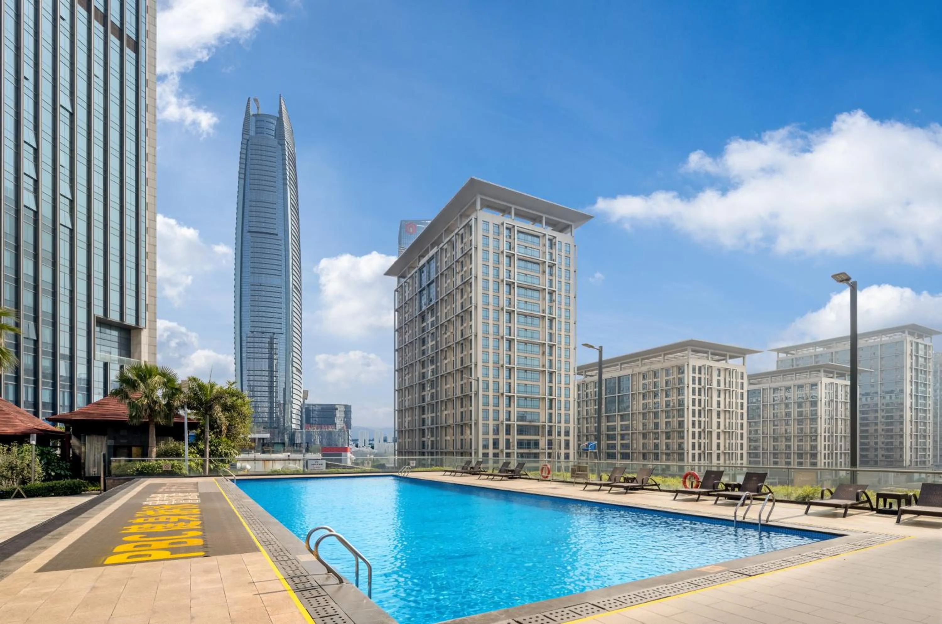 Swimming pool in Dongguan Kande International Hotel