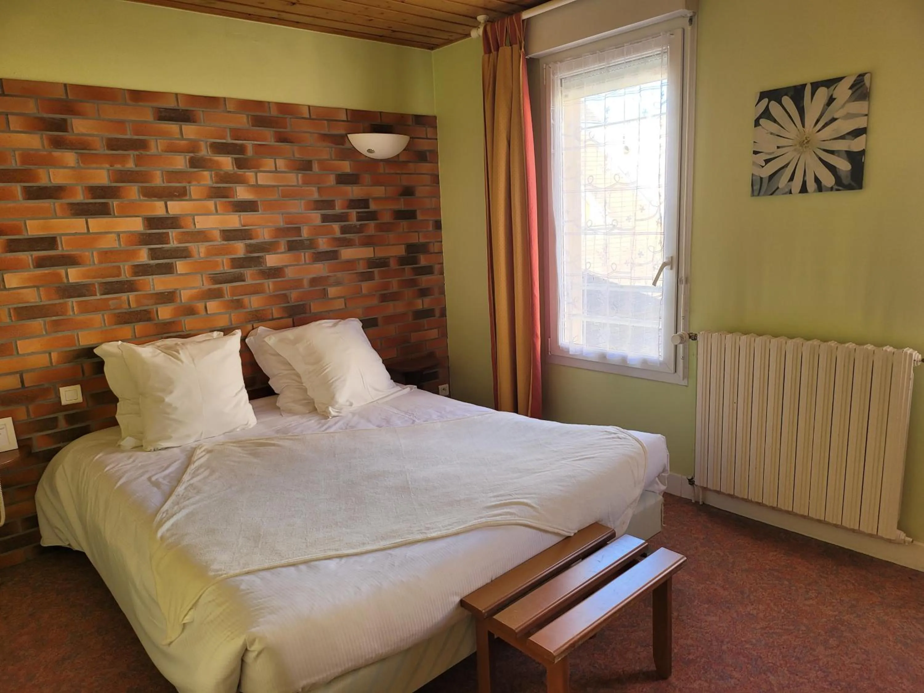 Bed in L'AUBERGE DE L'OLIVE